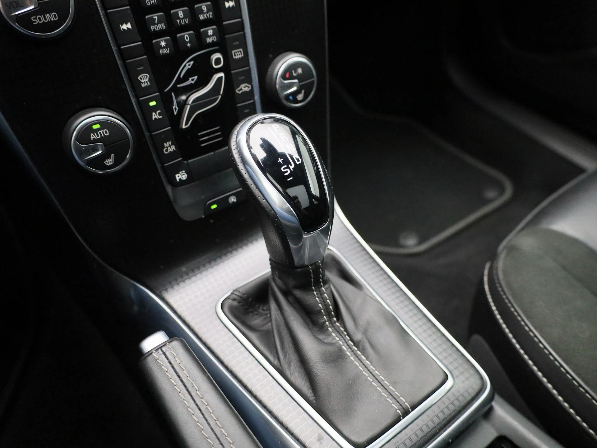 Volvo-V40-image-24
