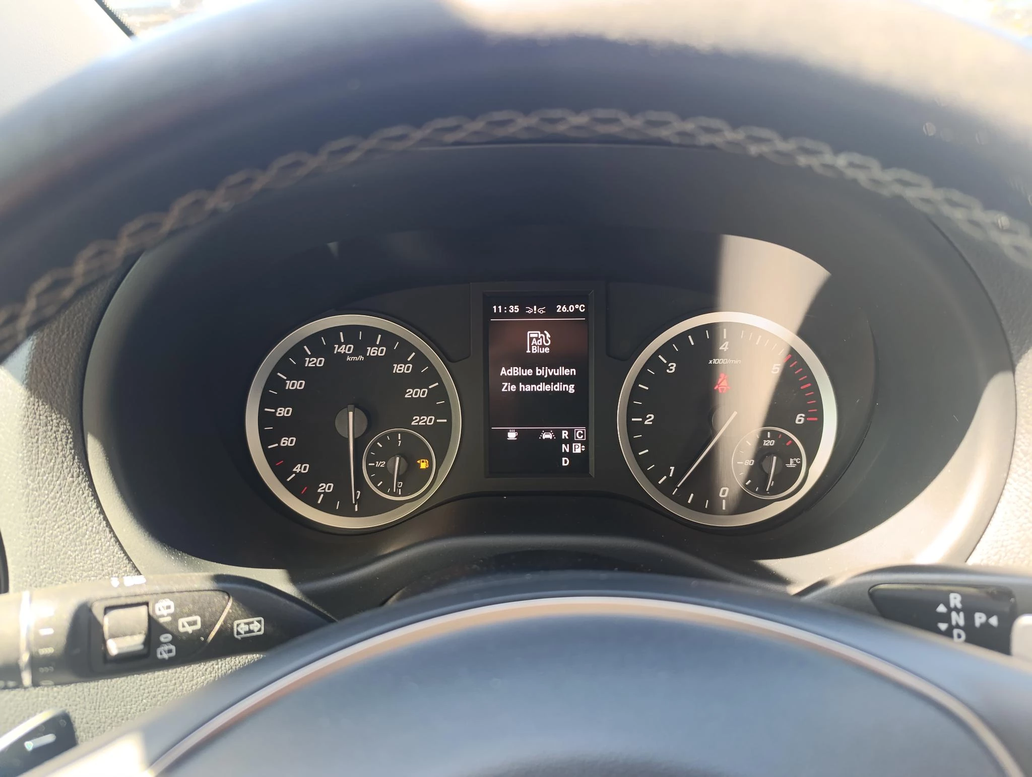 Mercedes-Benz-Vito-image-18