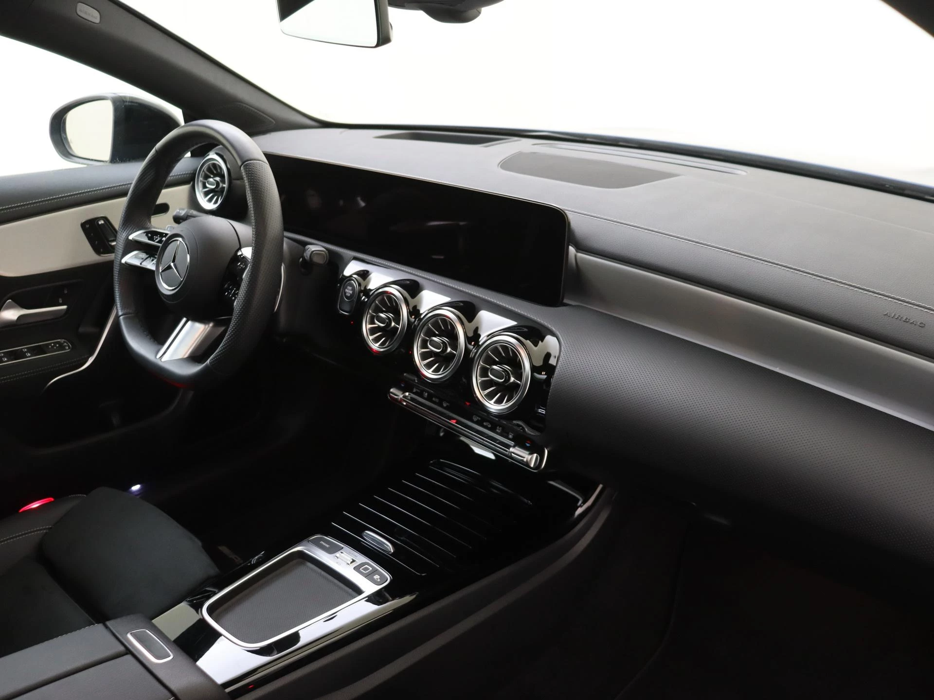 Mercedes-Benz-CLA-image-10