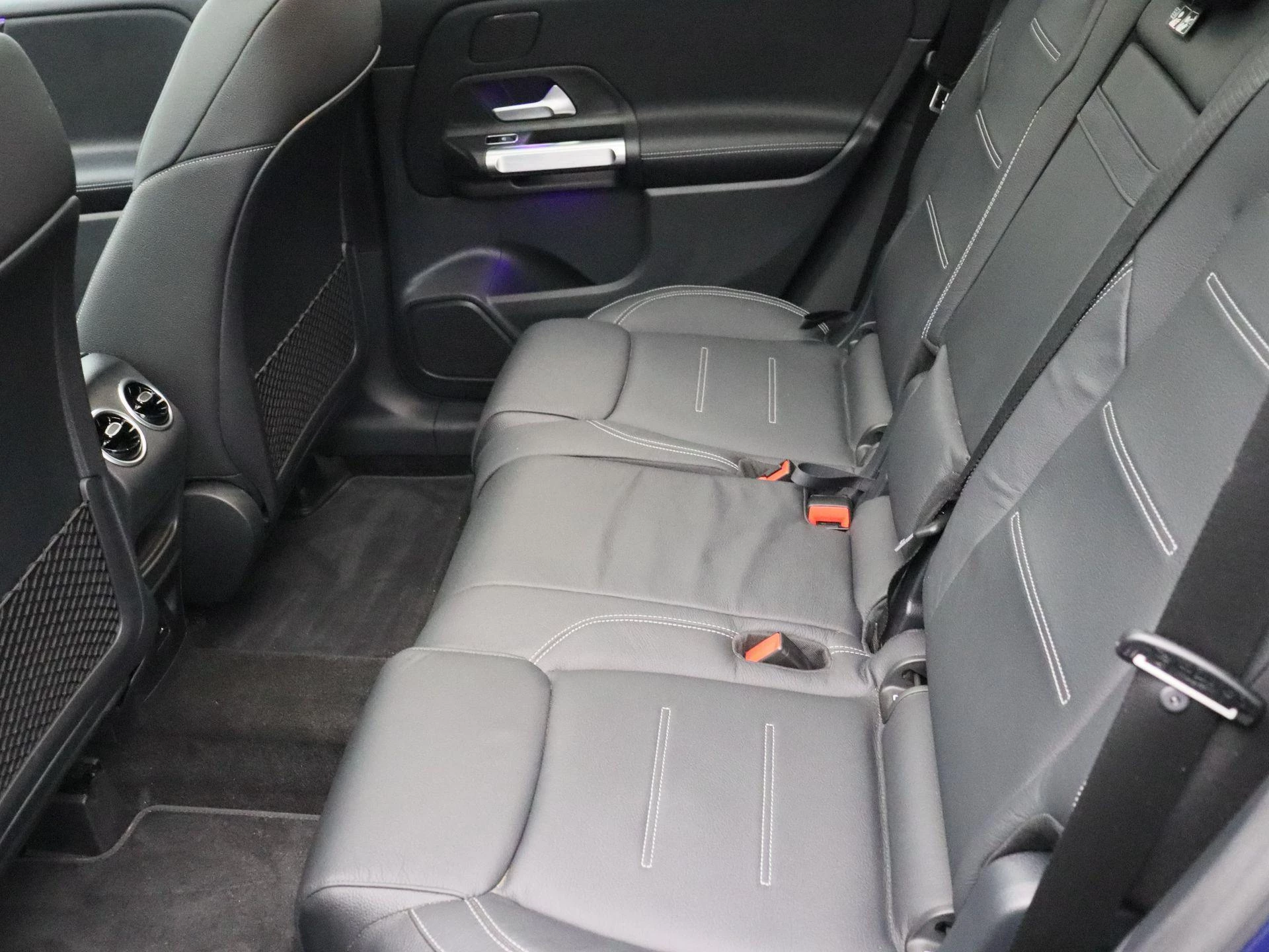 Mercedes-Benz GLB 180 AMG Line + LEDER + PANORAMISCH DAK + MULTIBEAM LED + NIGHT