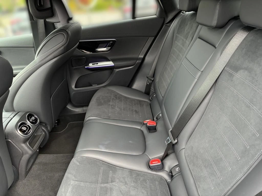 Mercedes-Benz-GLC 300 d-image-9