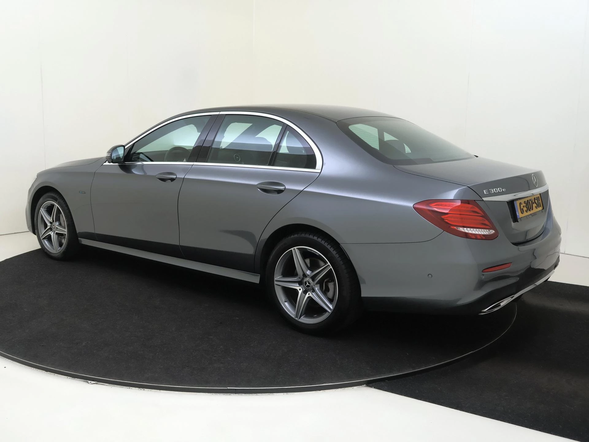 Mercedes-Benz-E-Klasse-image-2