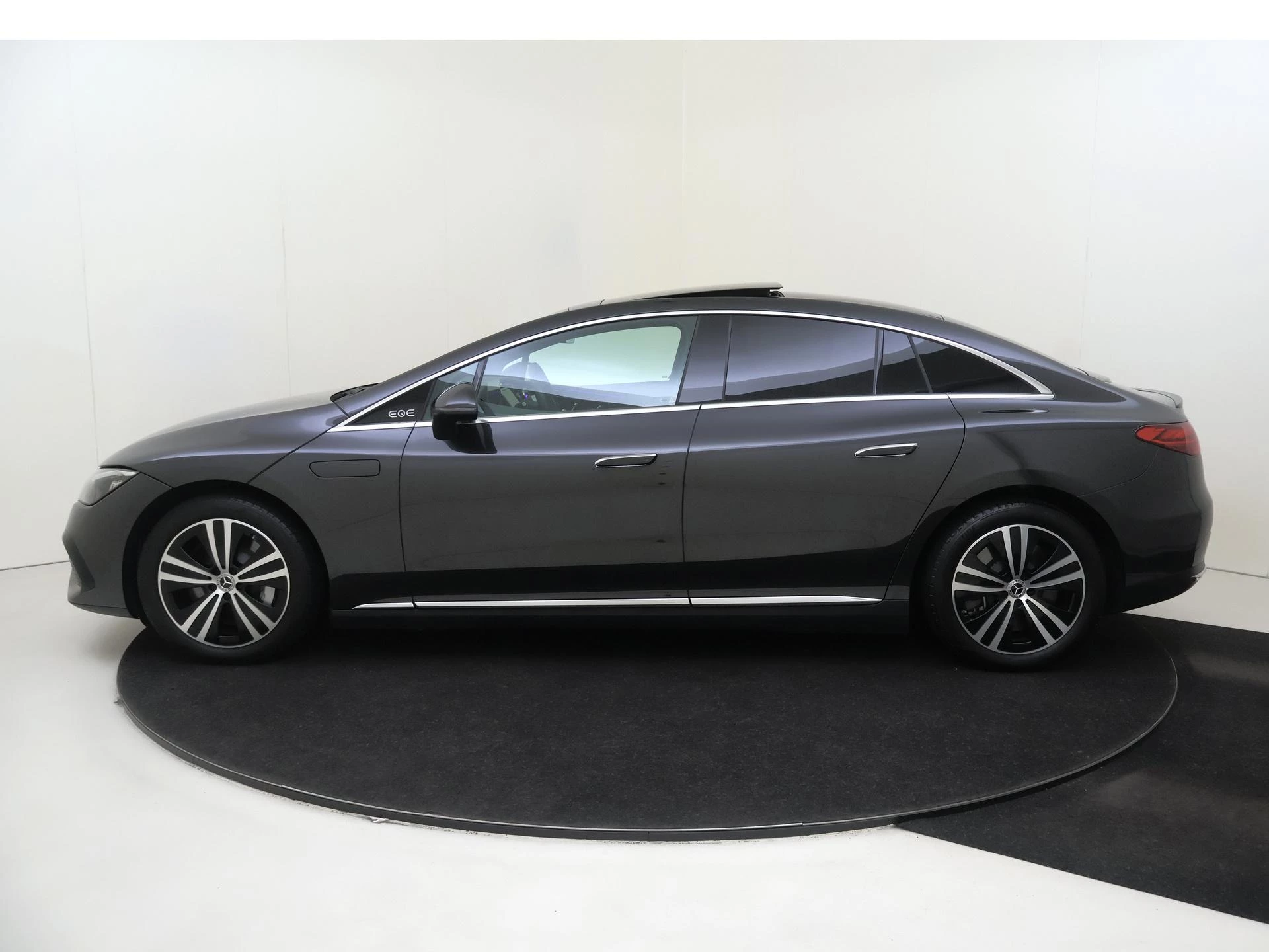 Mercedes-Benz-EQE-image-7