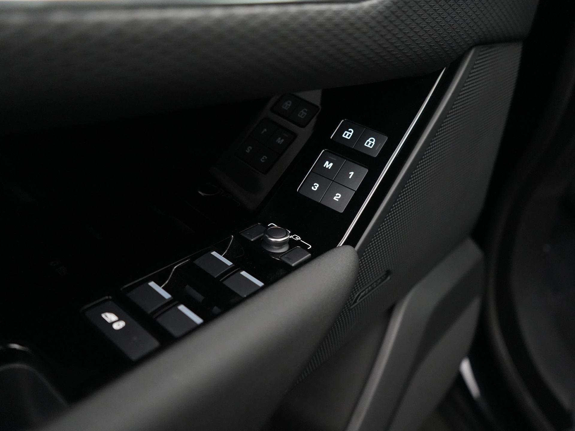 Land Rover-Range Rover Velar-image-17