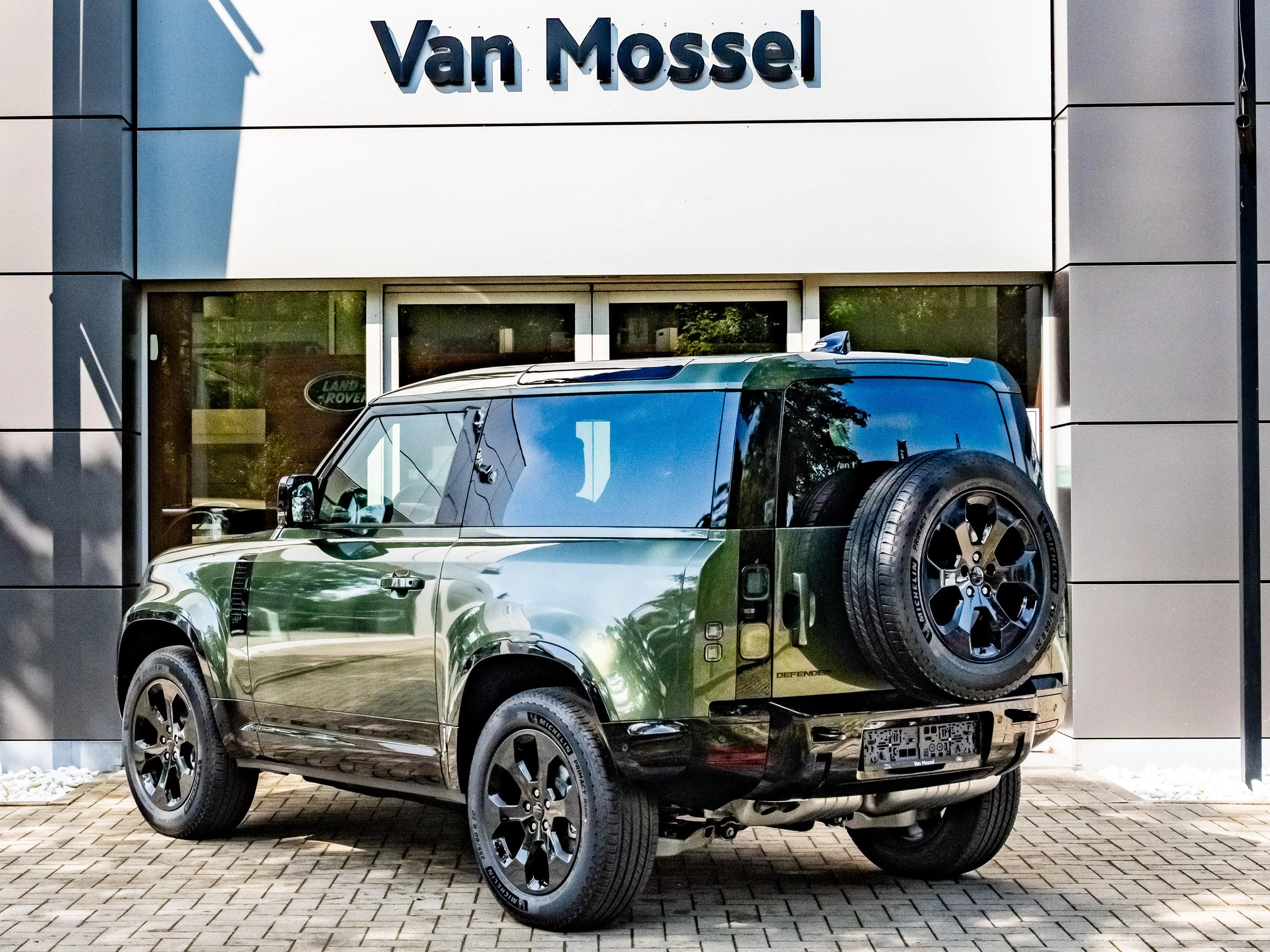Land Rover-Defender-image-3