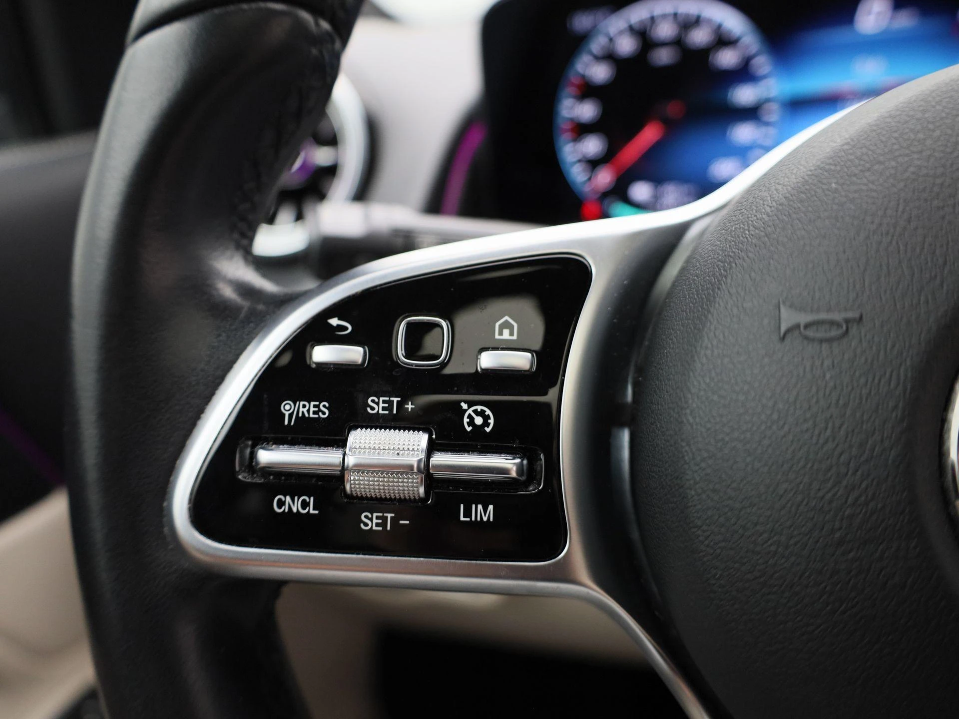 Mercedes-Benz-EQB-image-18