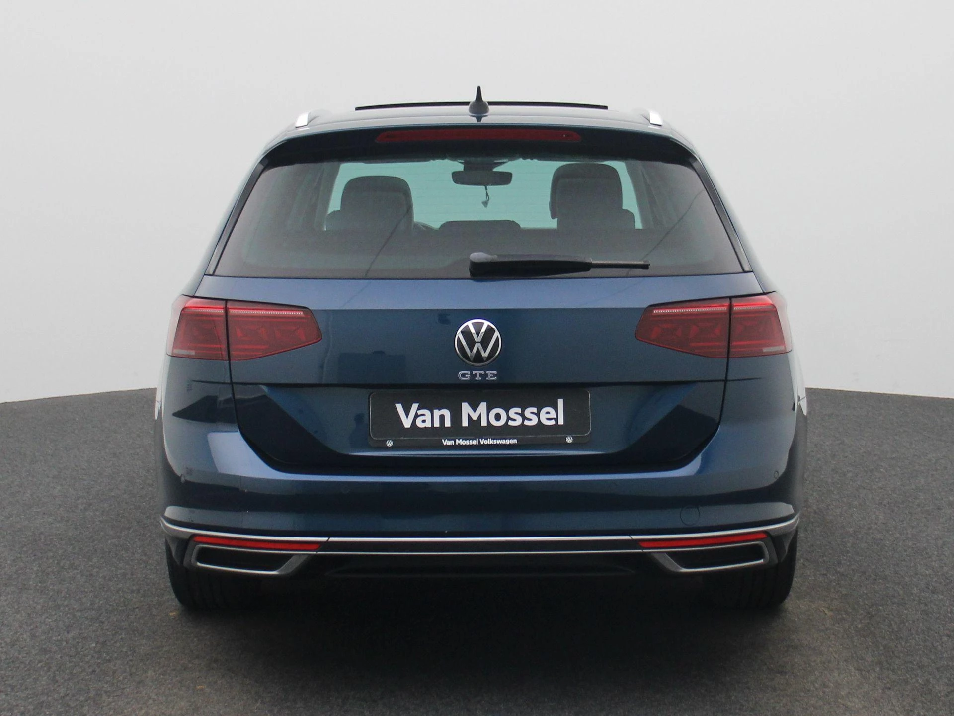 Volkswagen-Passat-image-4