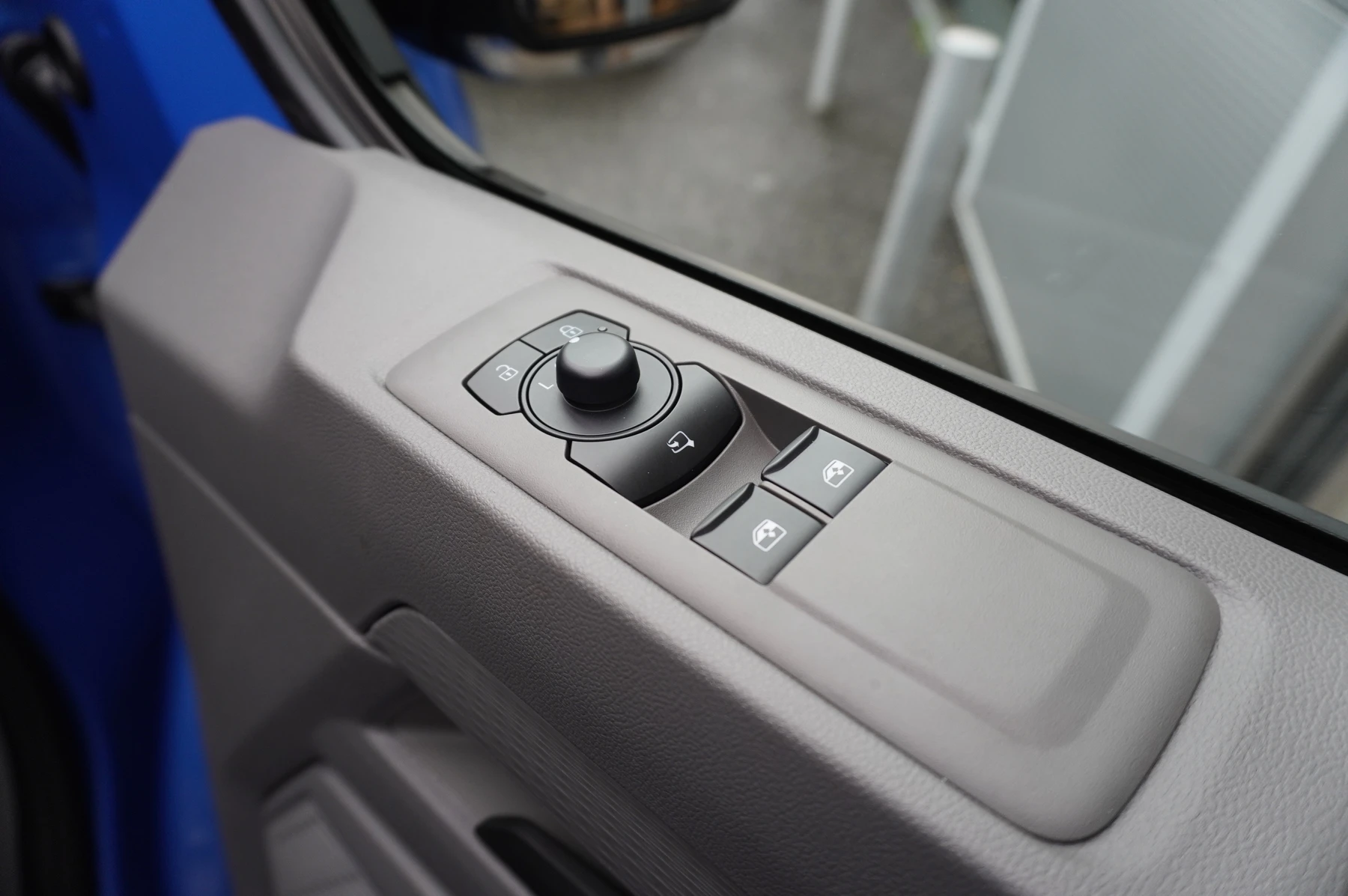Volkswagen-Transporter-image-37