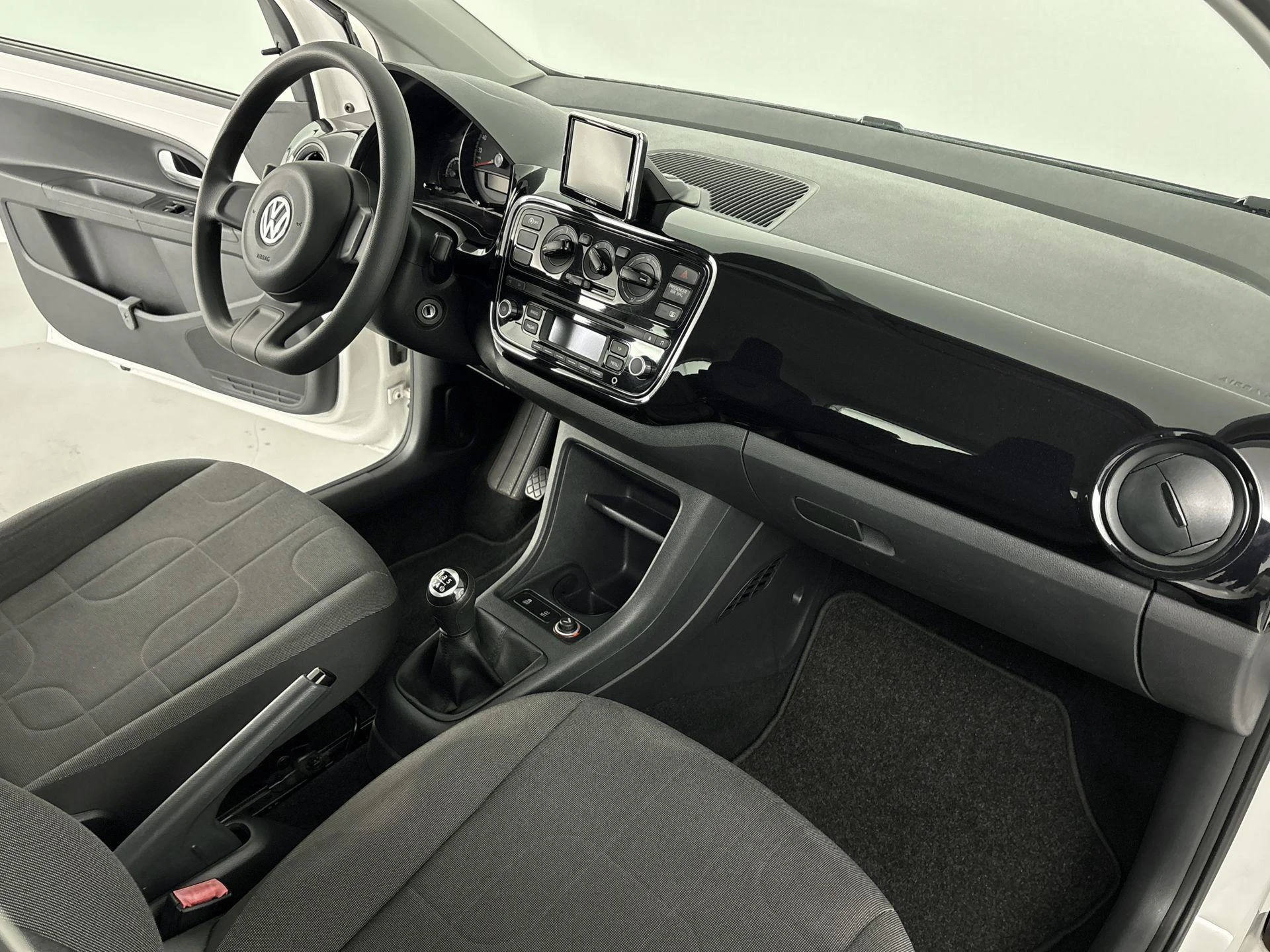 Volkswagen-up!-image-10