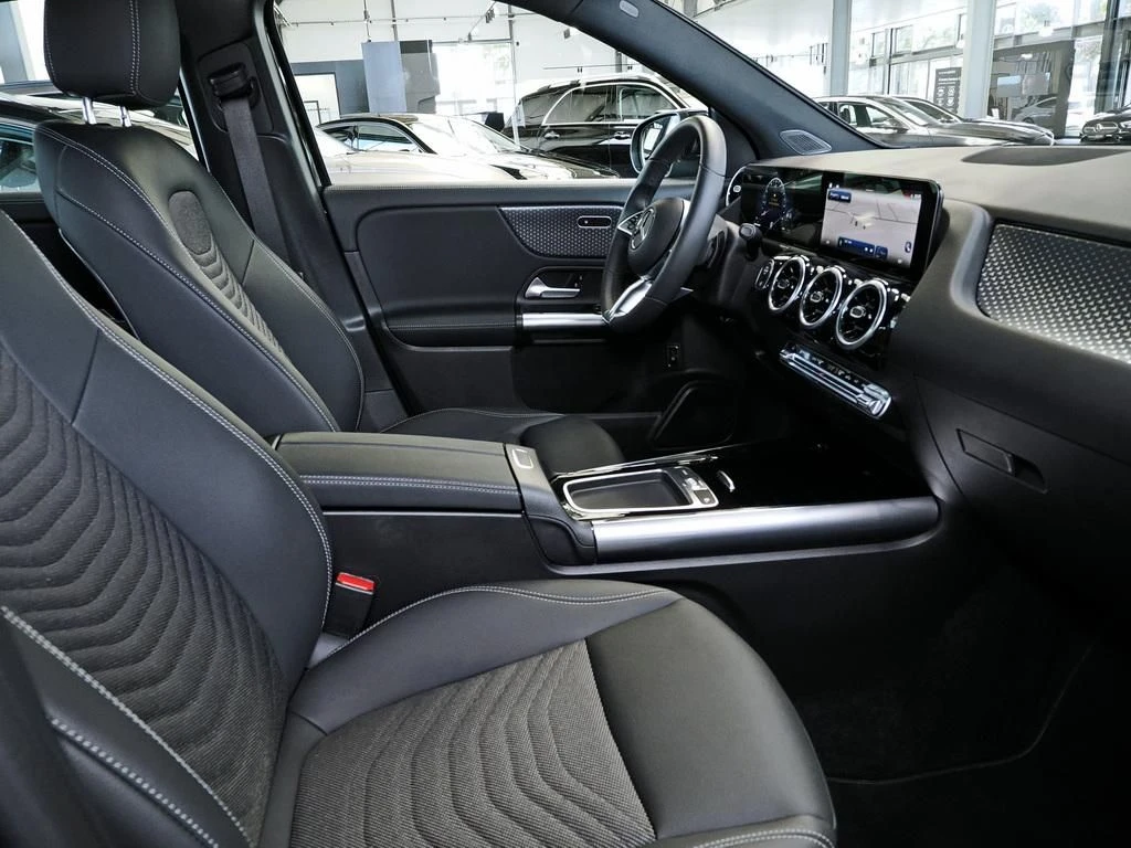 Mercedes-Benz-GLA 200-image-11