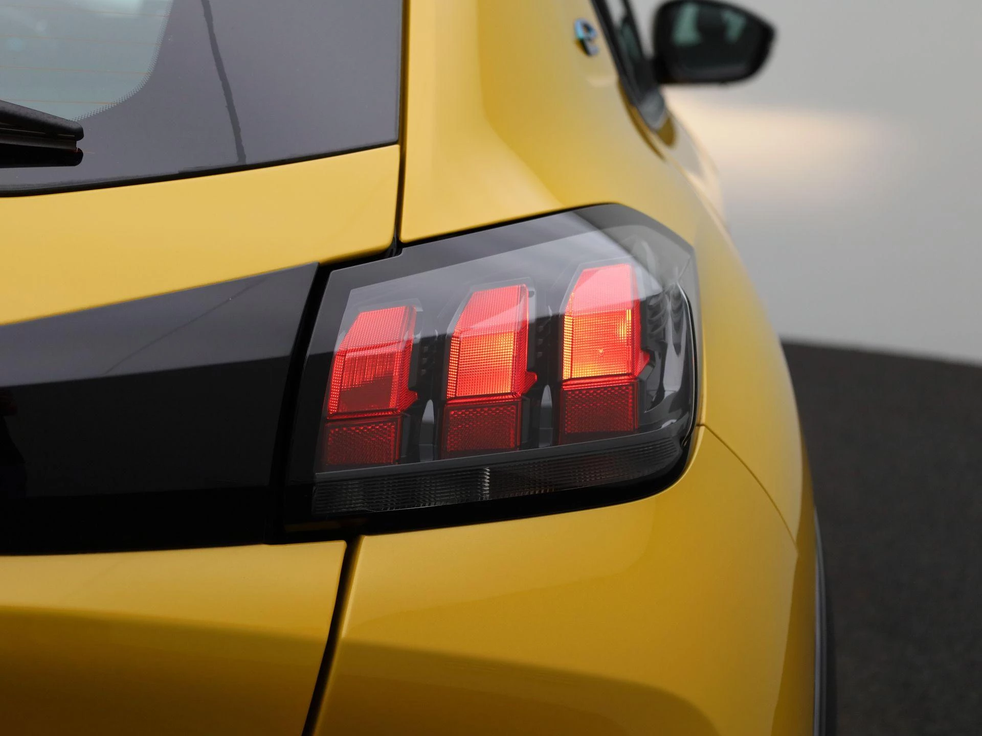 Peugeot-e-208-image-36