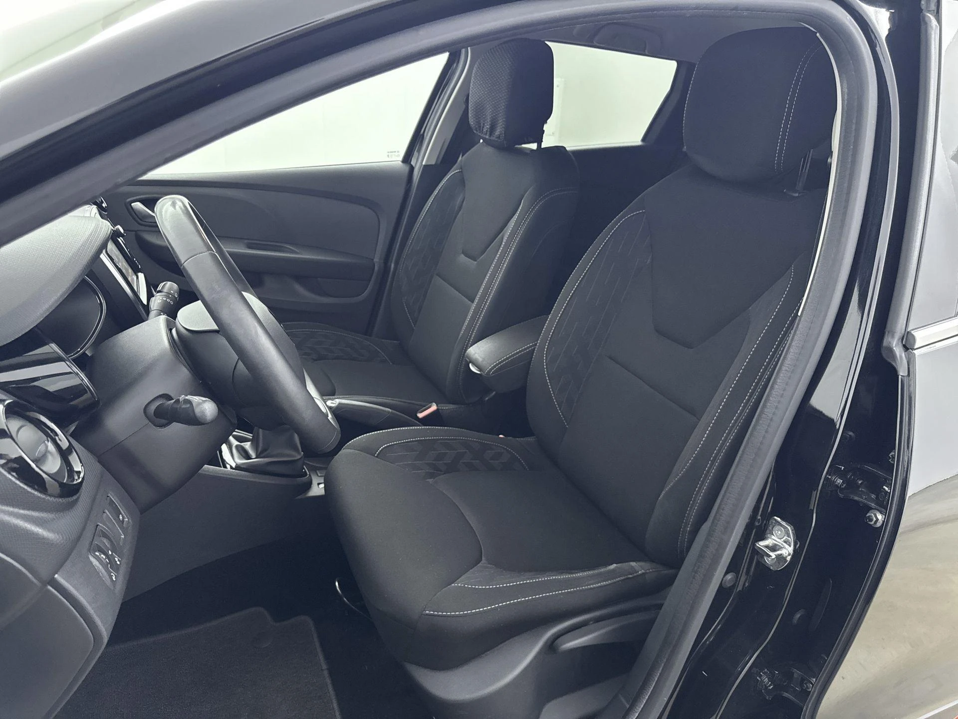 Renault-Clio-image-23