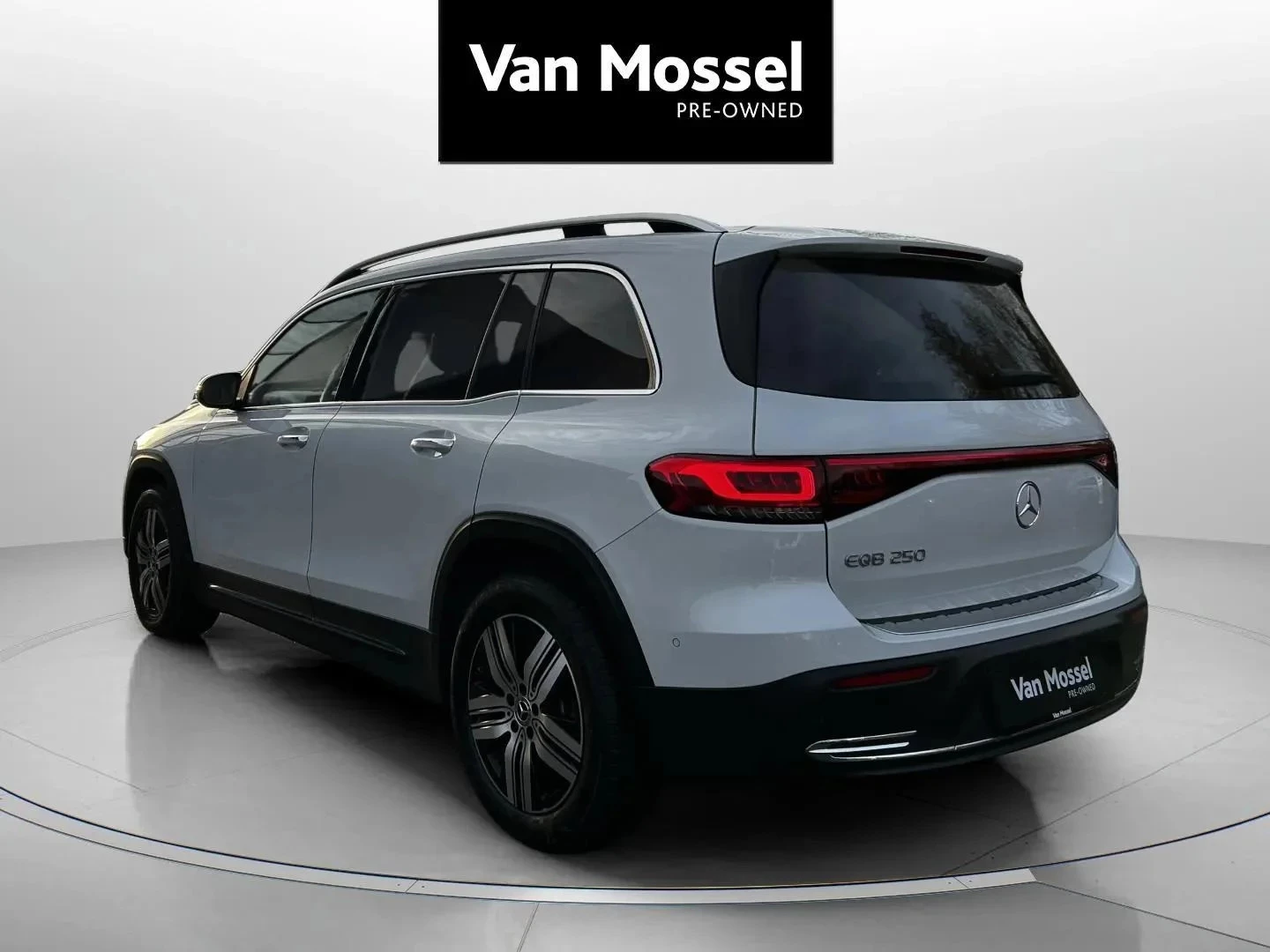 Mercedes-Benz-EQB-image-6