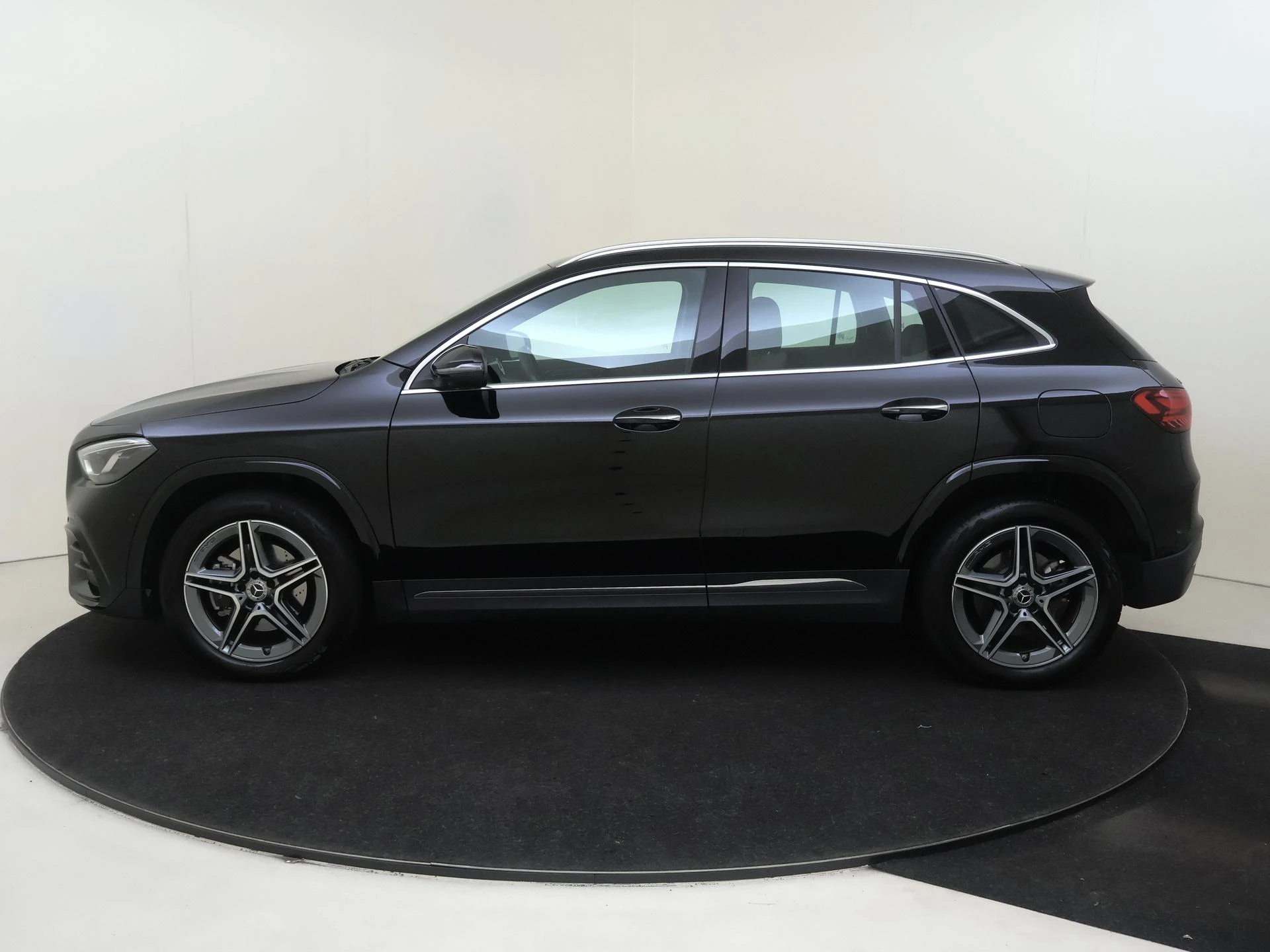 Mercedes-Benz-GLA-image-7