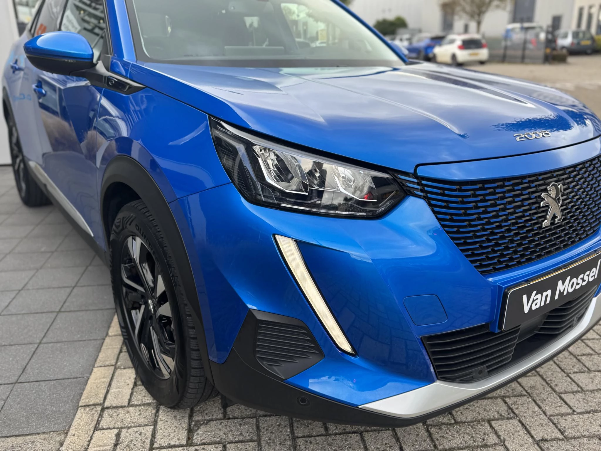 Peugeot-e-2008-image-9