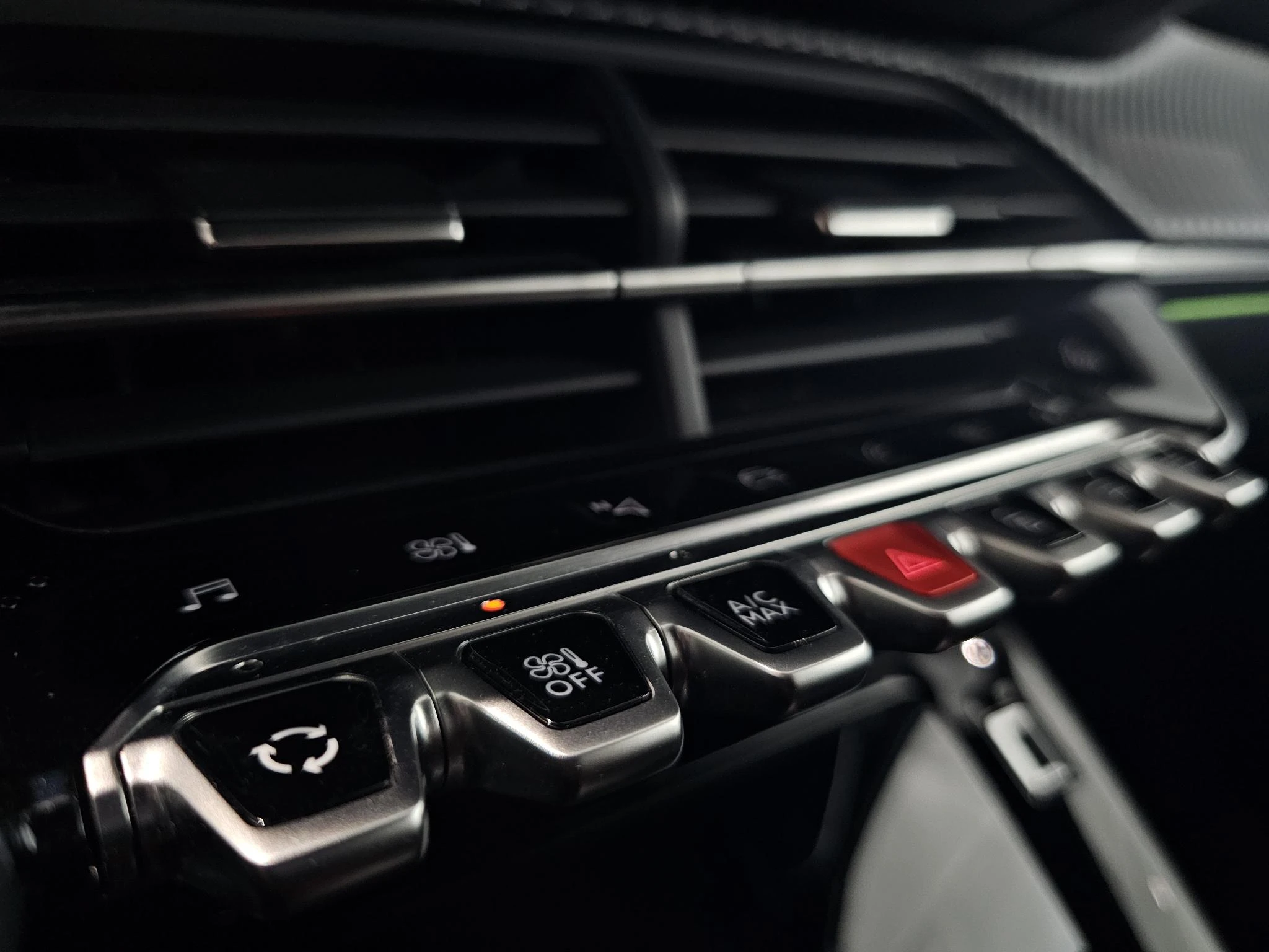 Peugeot-e-2008-image-17