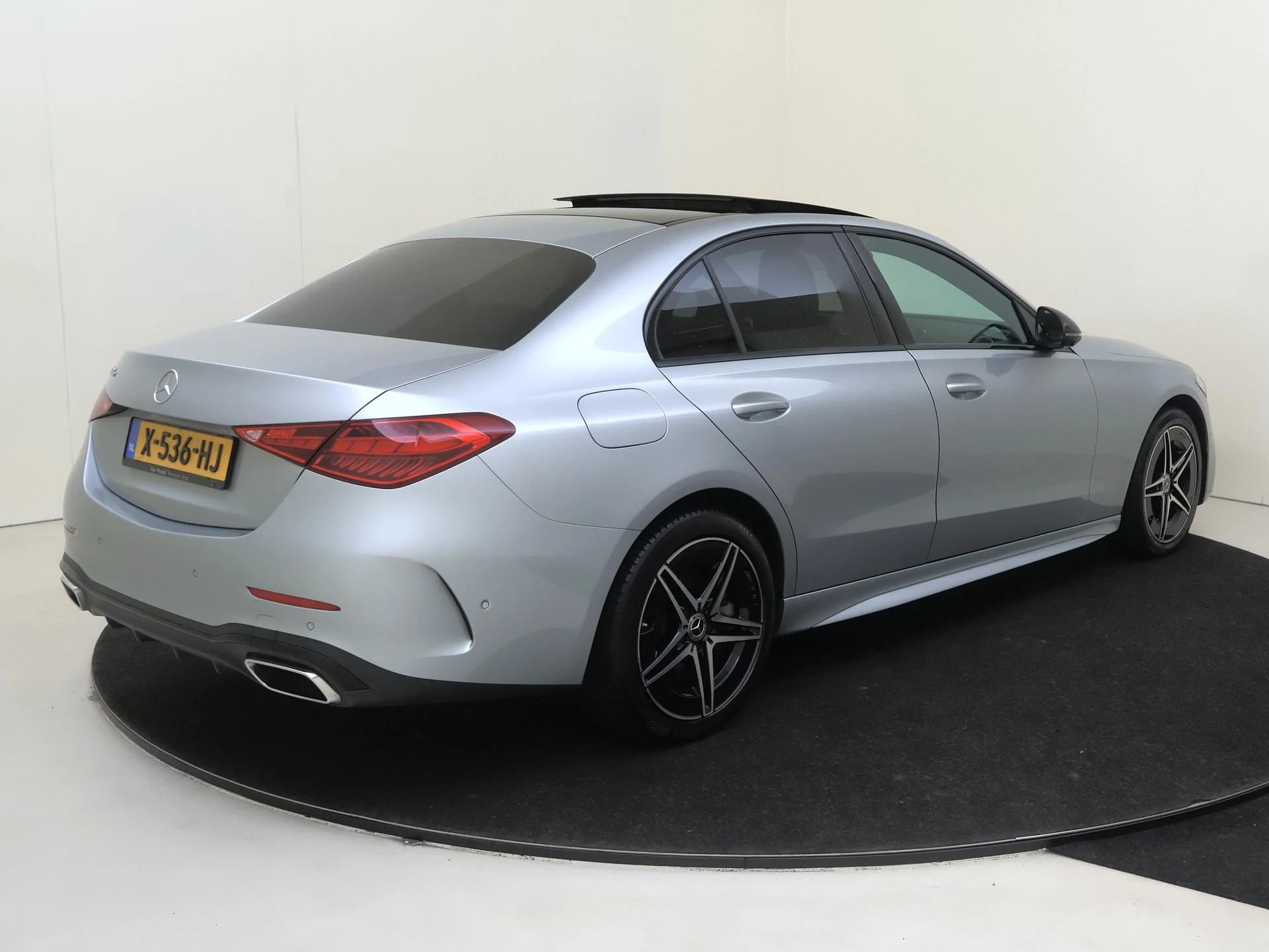 Mercedes-Benz-C-Klasse-image-3
