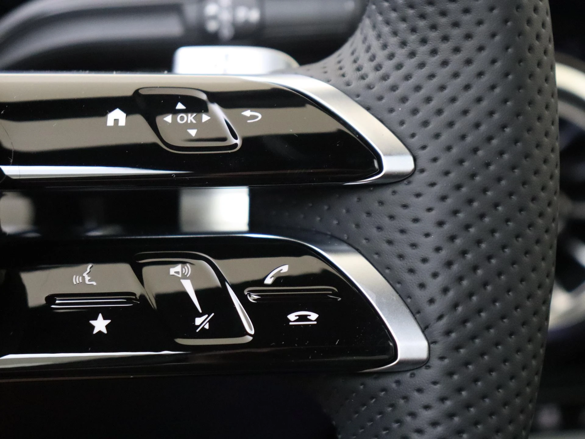 Mercedes-Benz-GLA-image-13