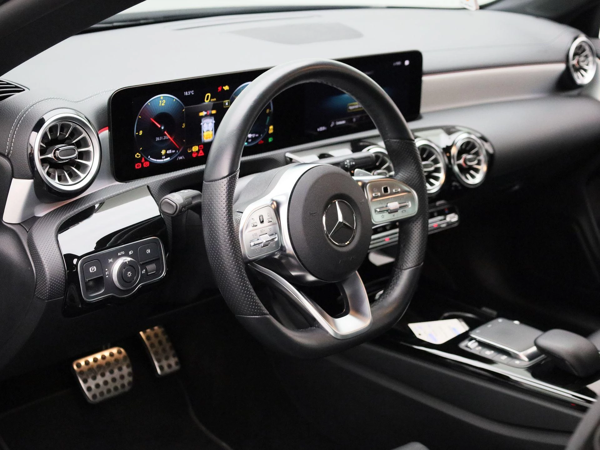 Mercedes-Benz-CLA-image-2