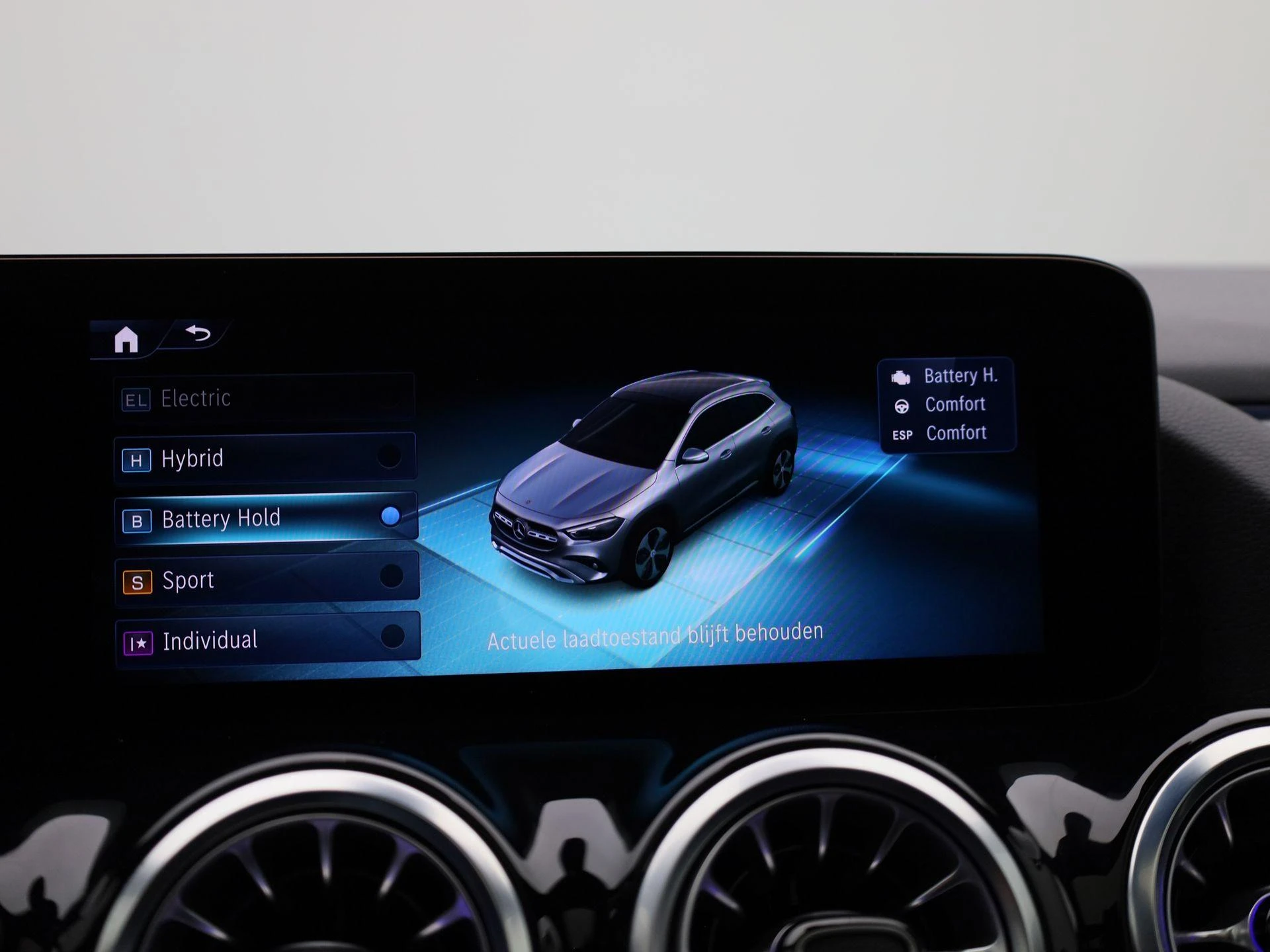 Mercedes-Benz-GLA-image-25