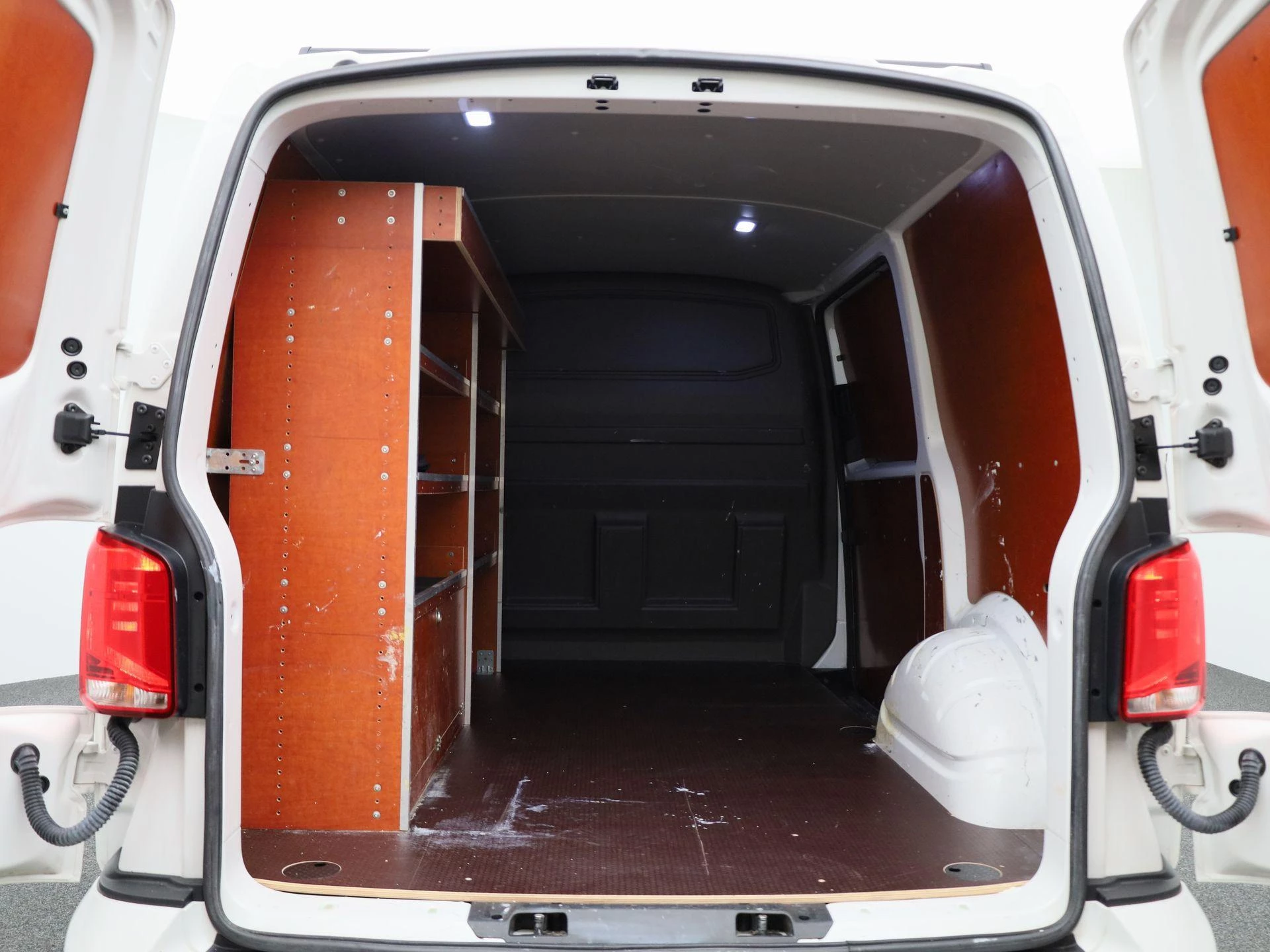 Volkswagen-Transporter-image-13
