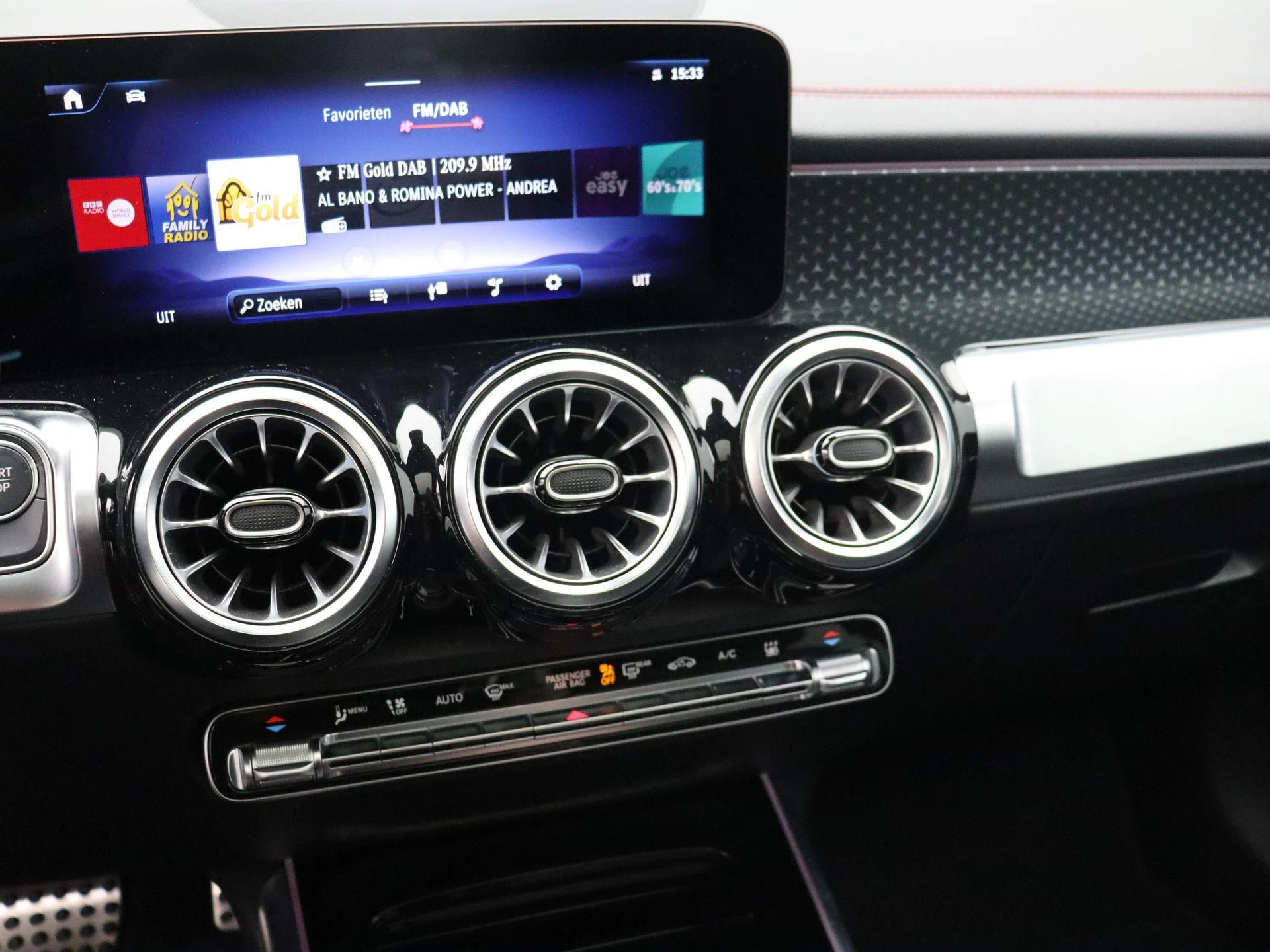 Mercedes-Benz-EQB-image-12