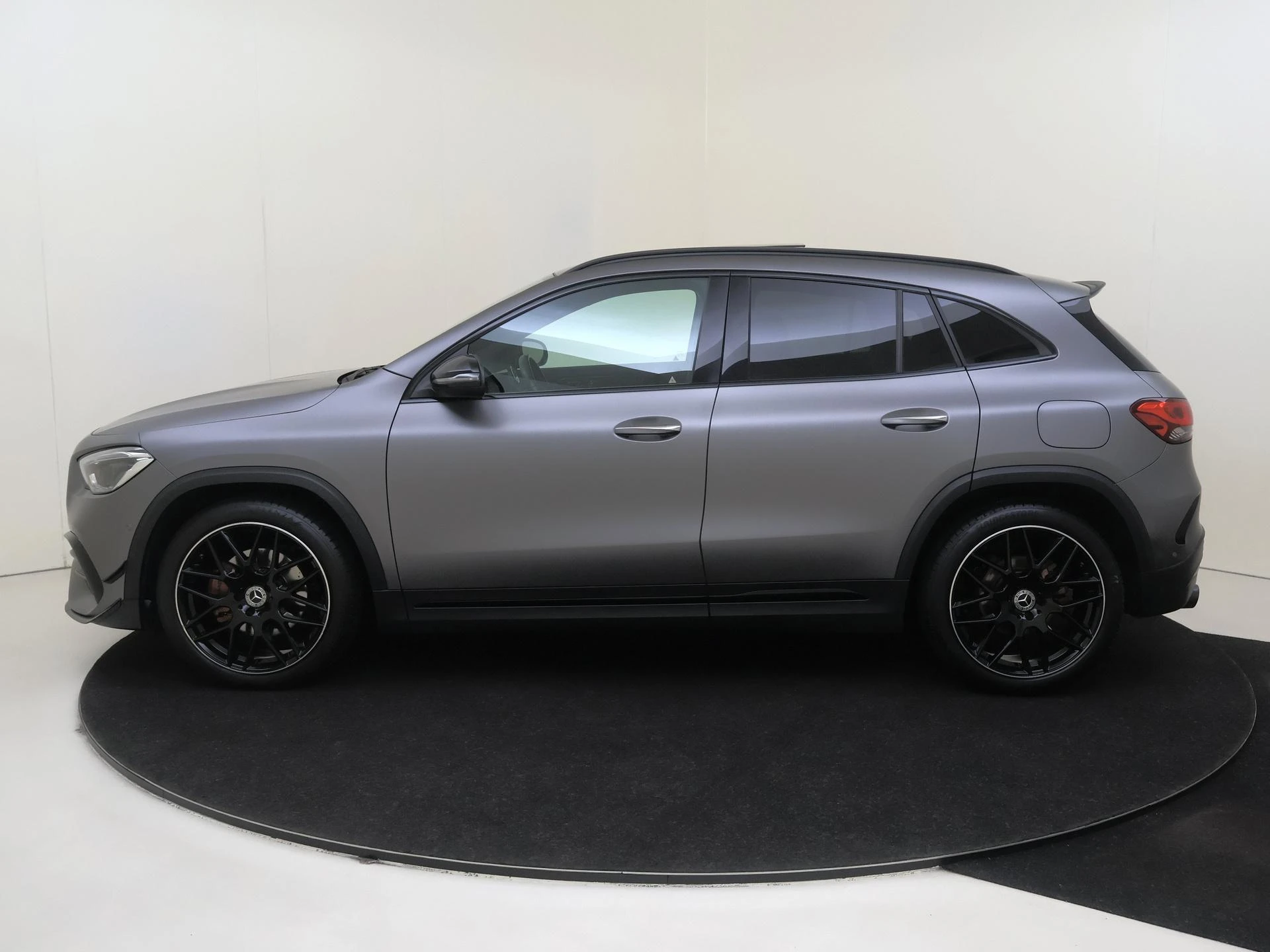 Mercedes-Benz-GLA-image-9