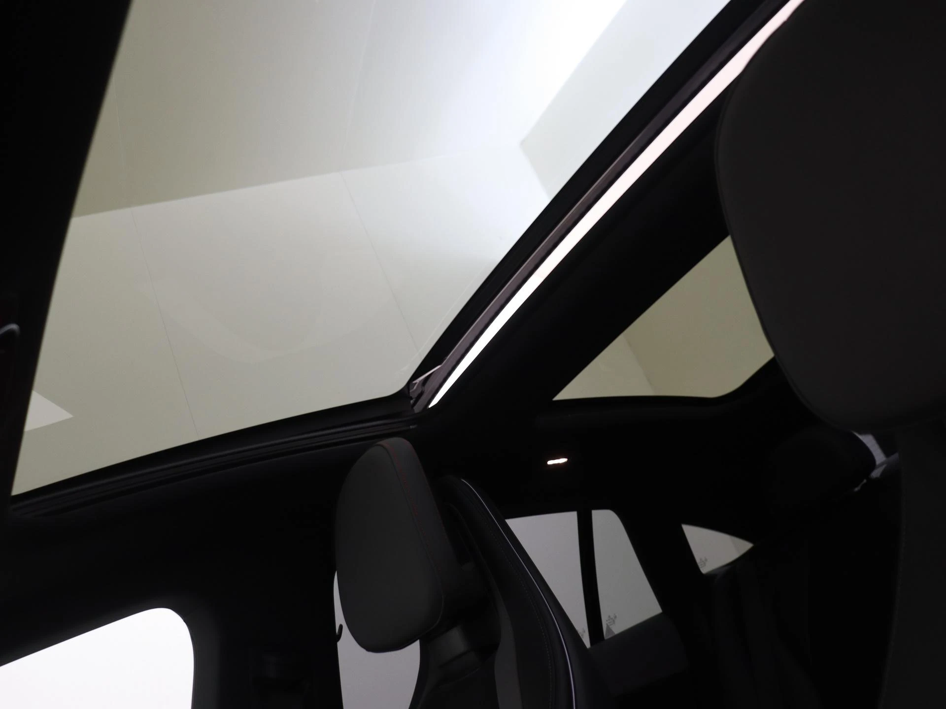 Mercedes-Benz-EQE-image-27