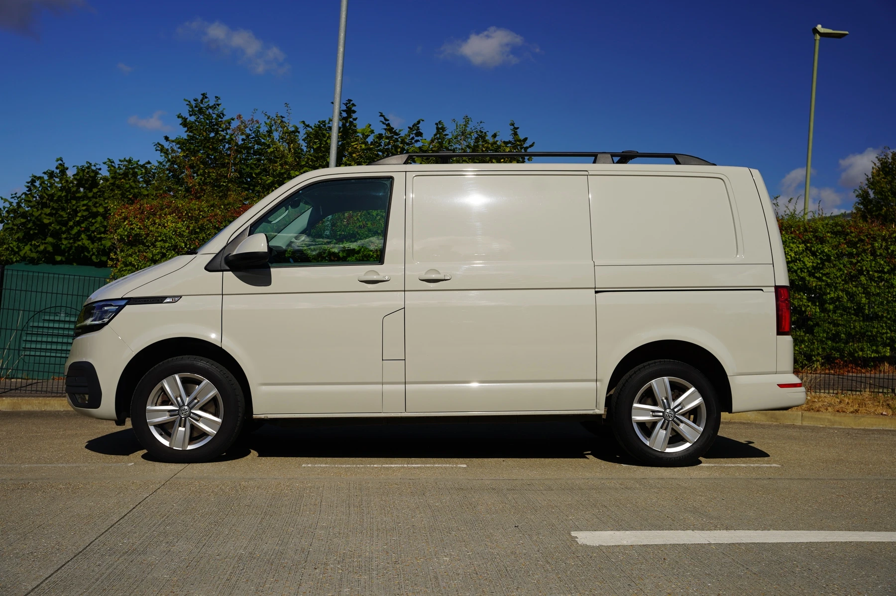Volkswagen-Transporter-image-13