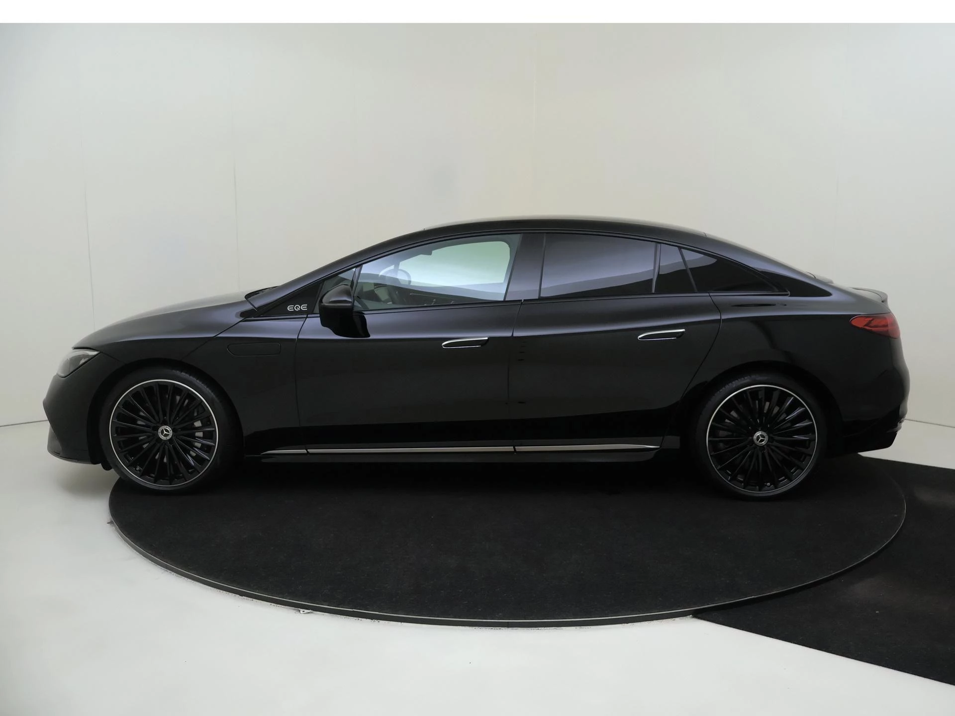 Mercedes-Benz-EQE-image-1