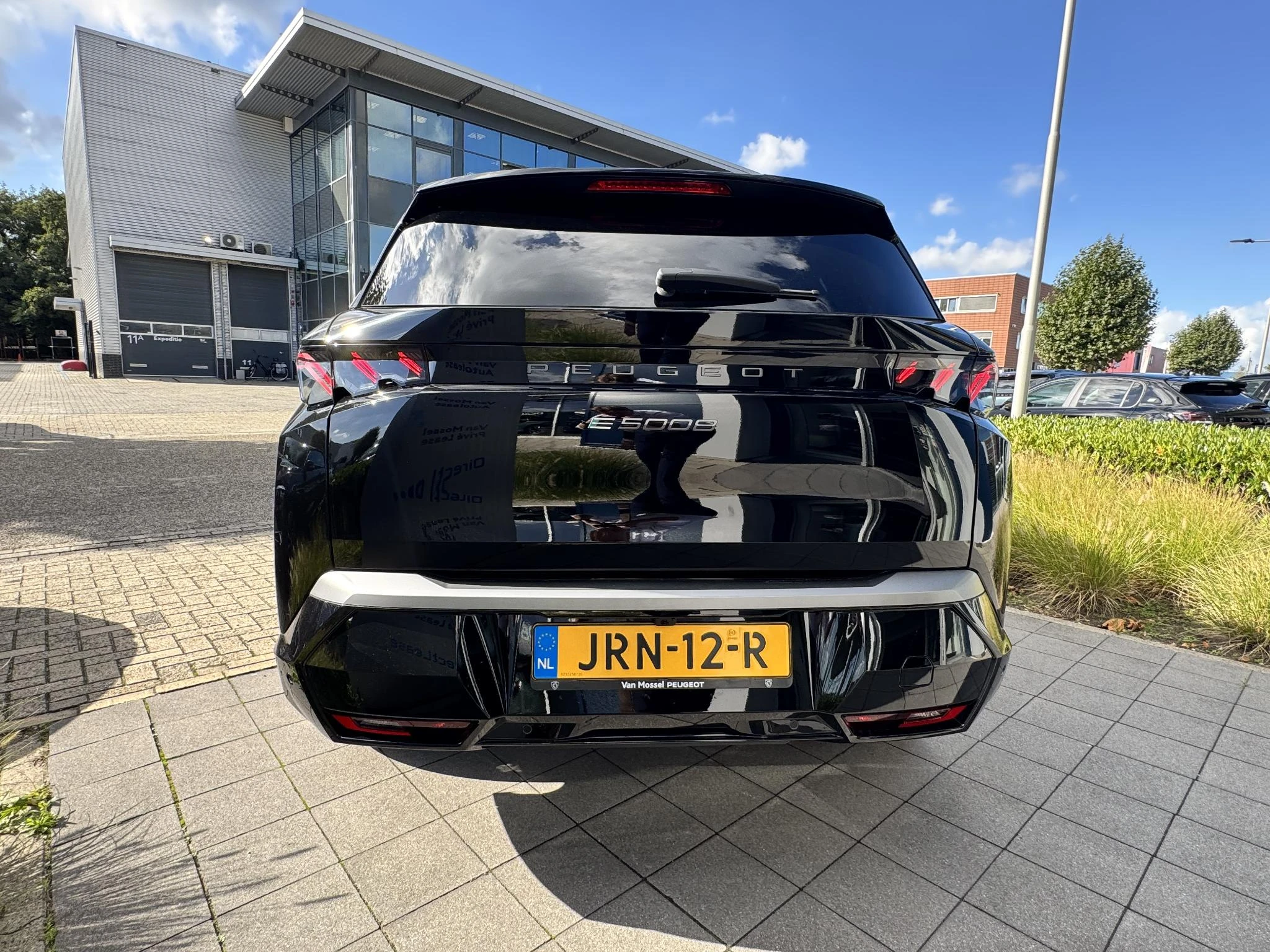 Peugeot-e-5008-image-35