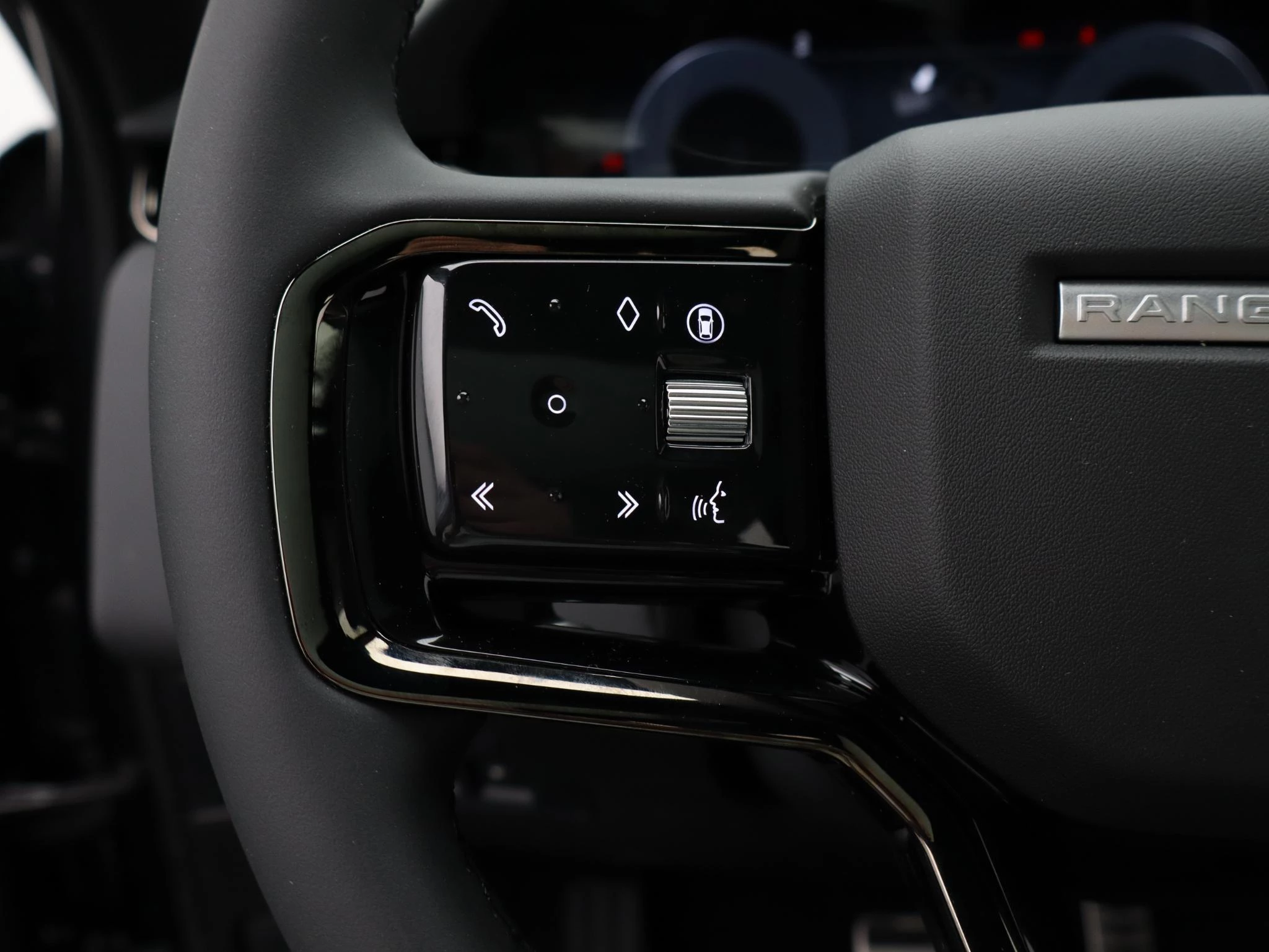 Land Rover-Range Rover Evoque-image-18