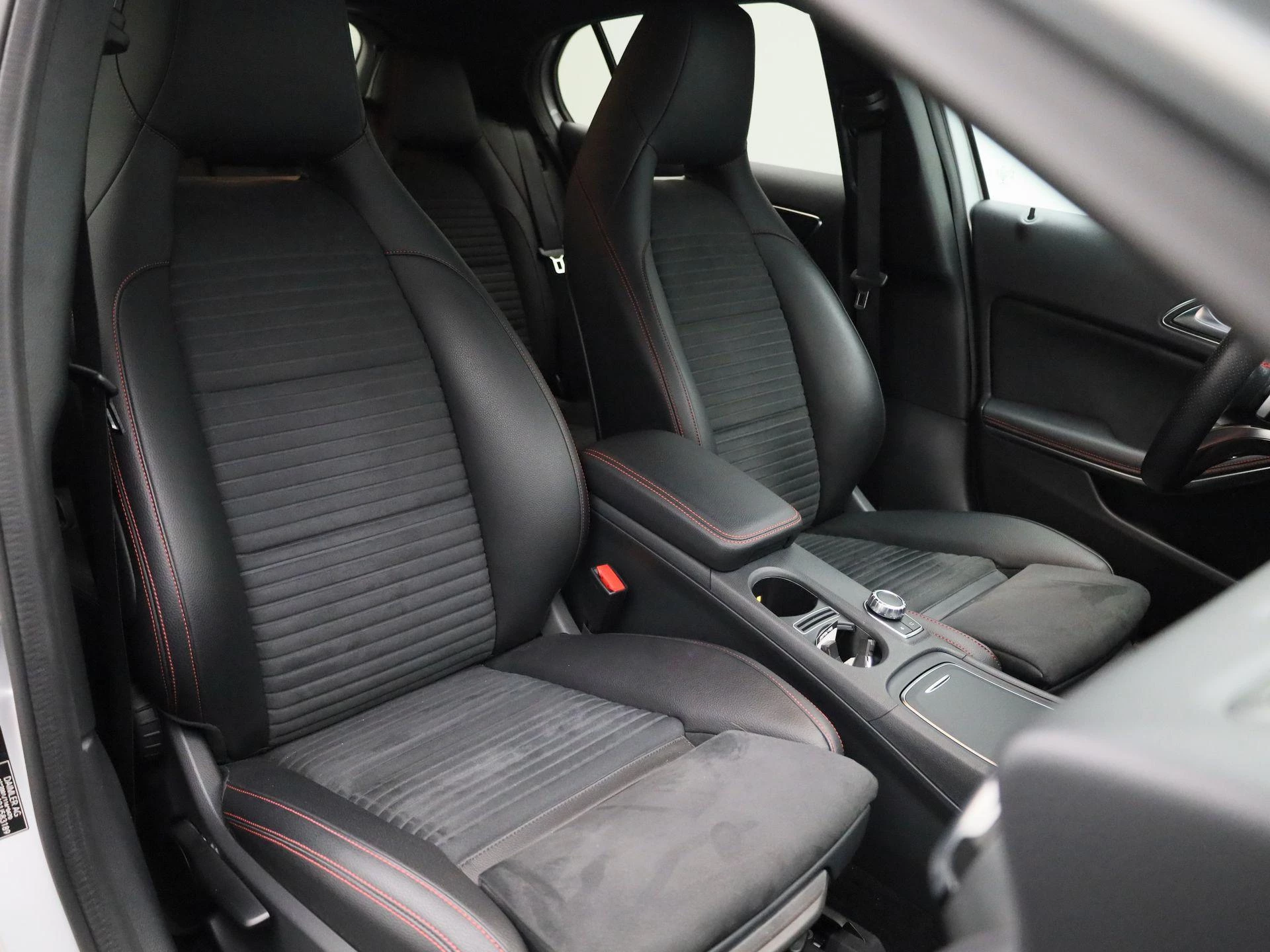 Mercedes-Benz-GLA-image-42