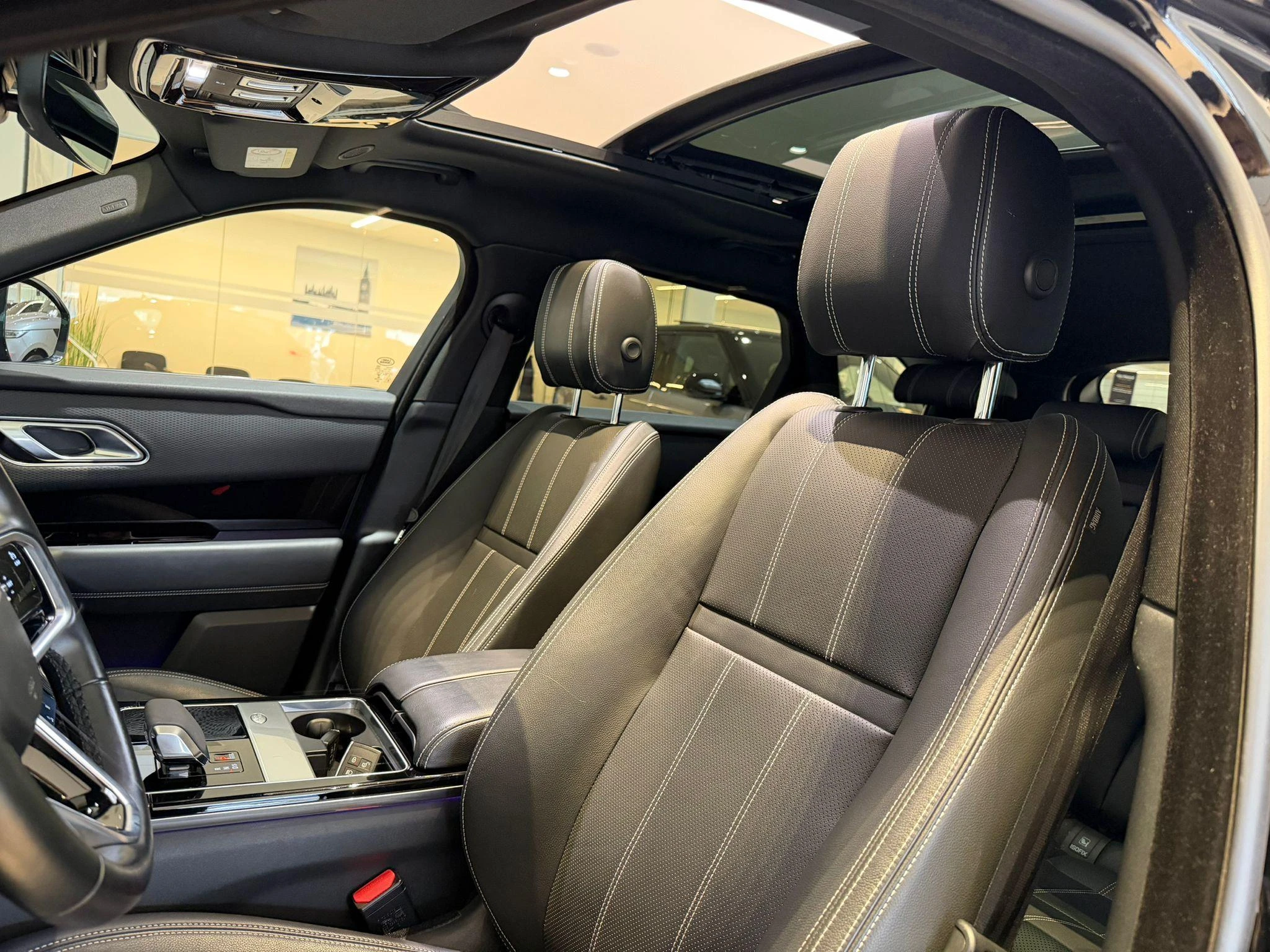 Land Rover-Range Rover Velar-image-24