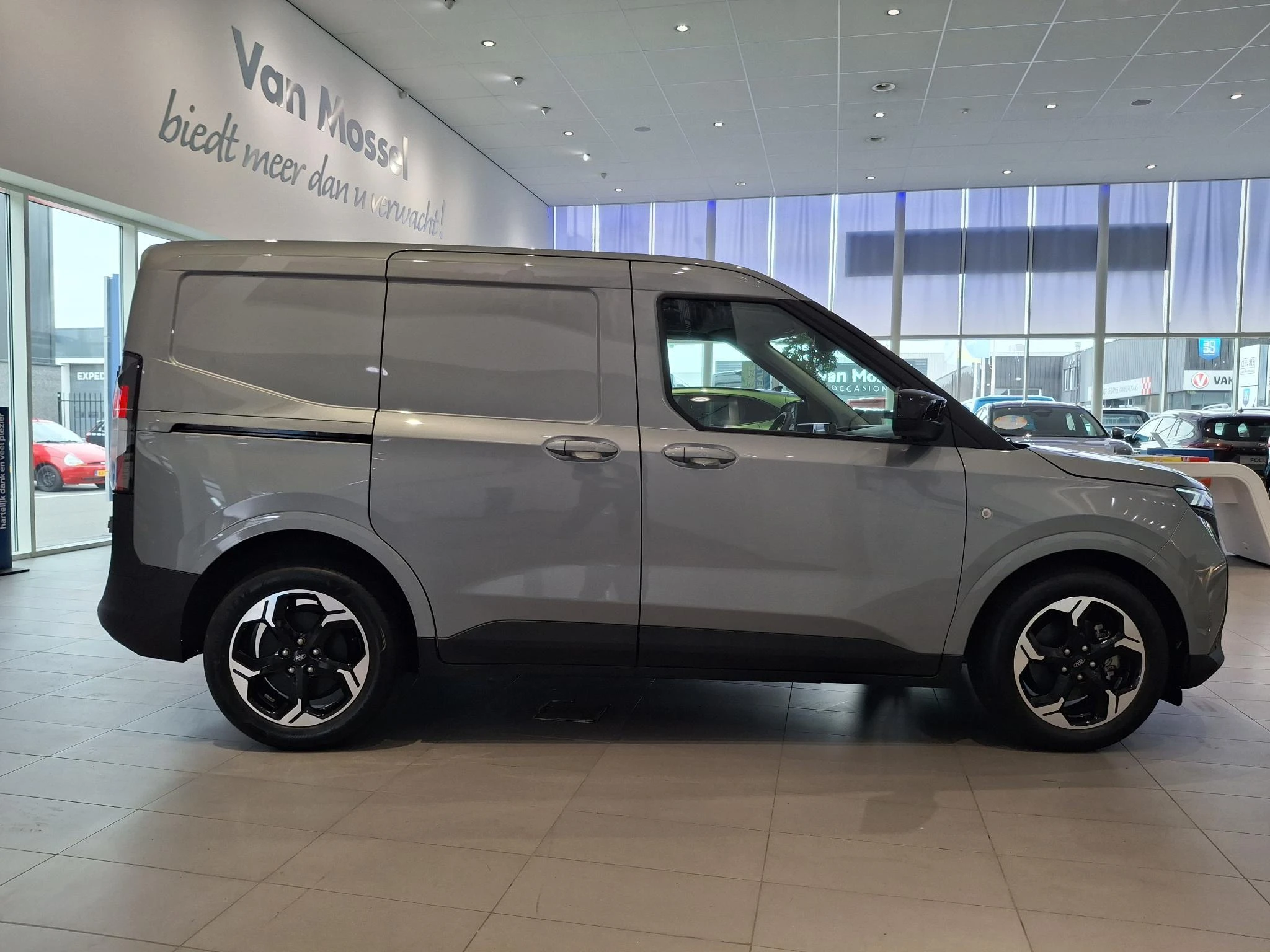 Ford-E-Transit Courier-image-6