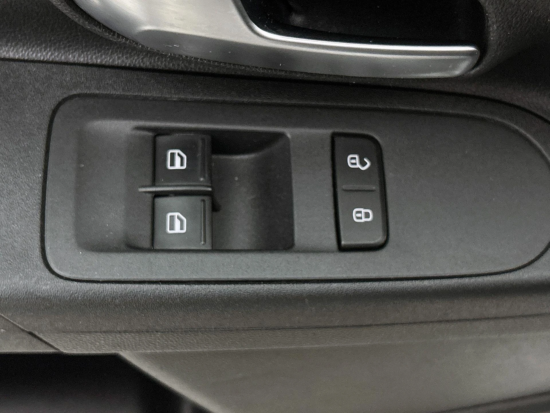 Volkswagen-up!-image-27