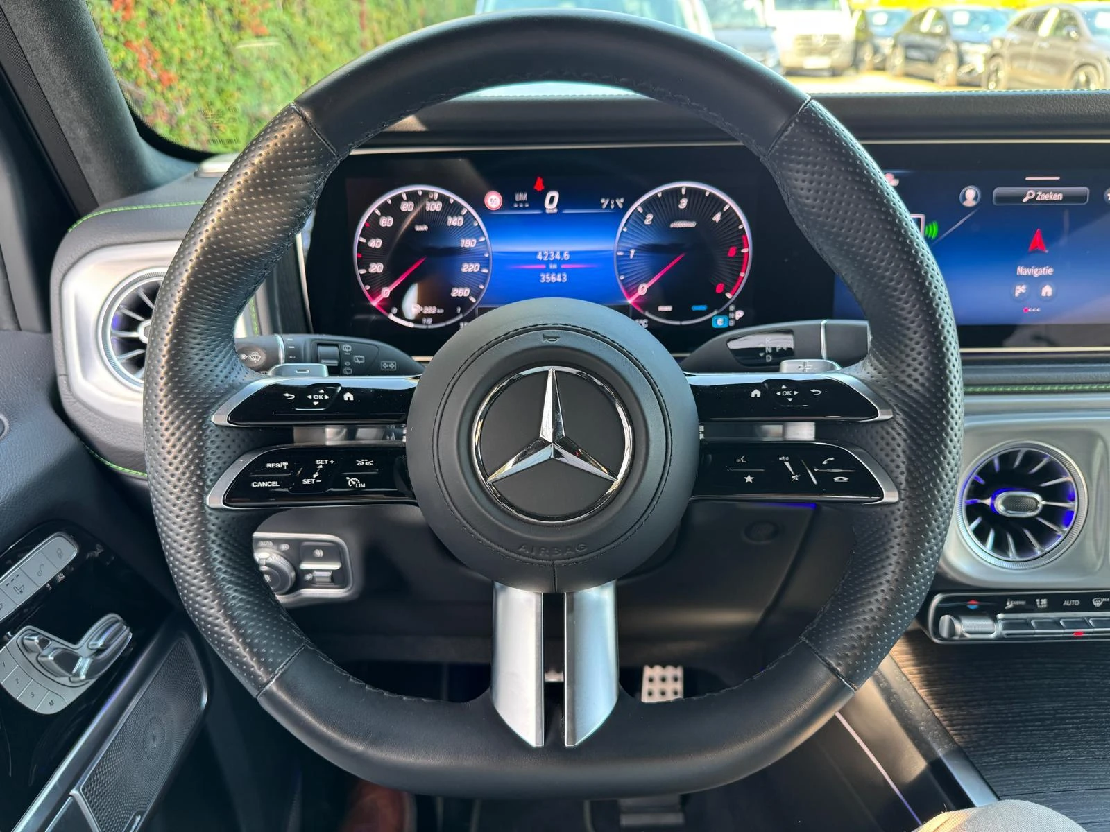 Mercedes-Benz-G-Klasse-image-12