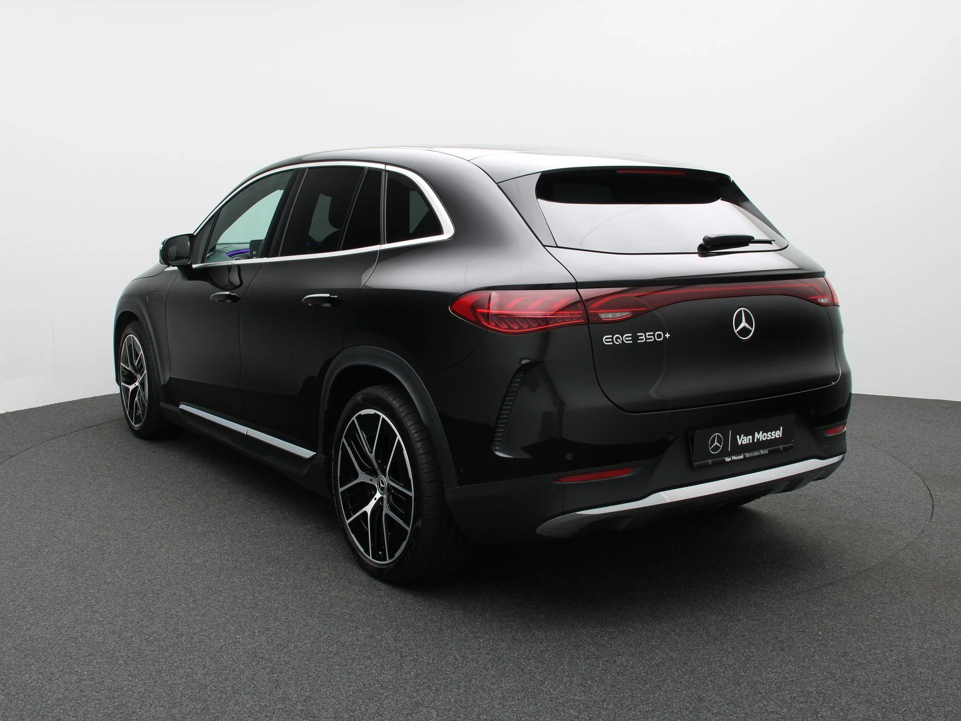 Mercedes-Benz-EQE-image-1