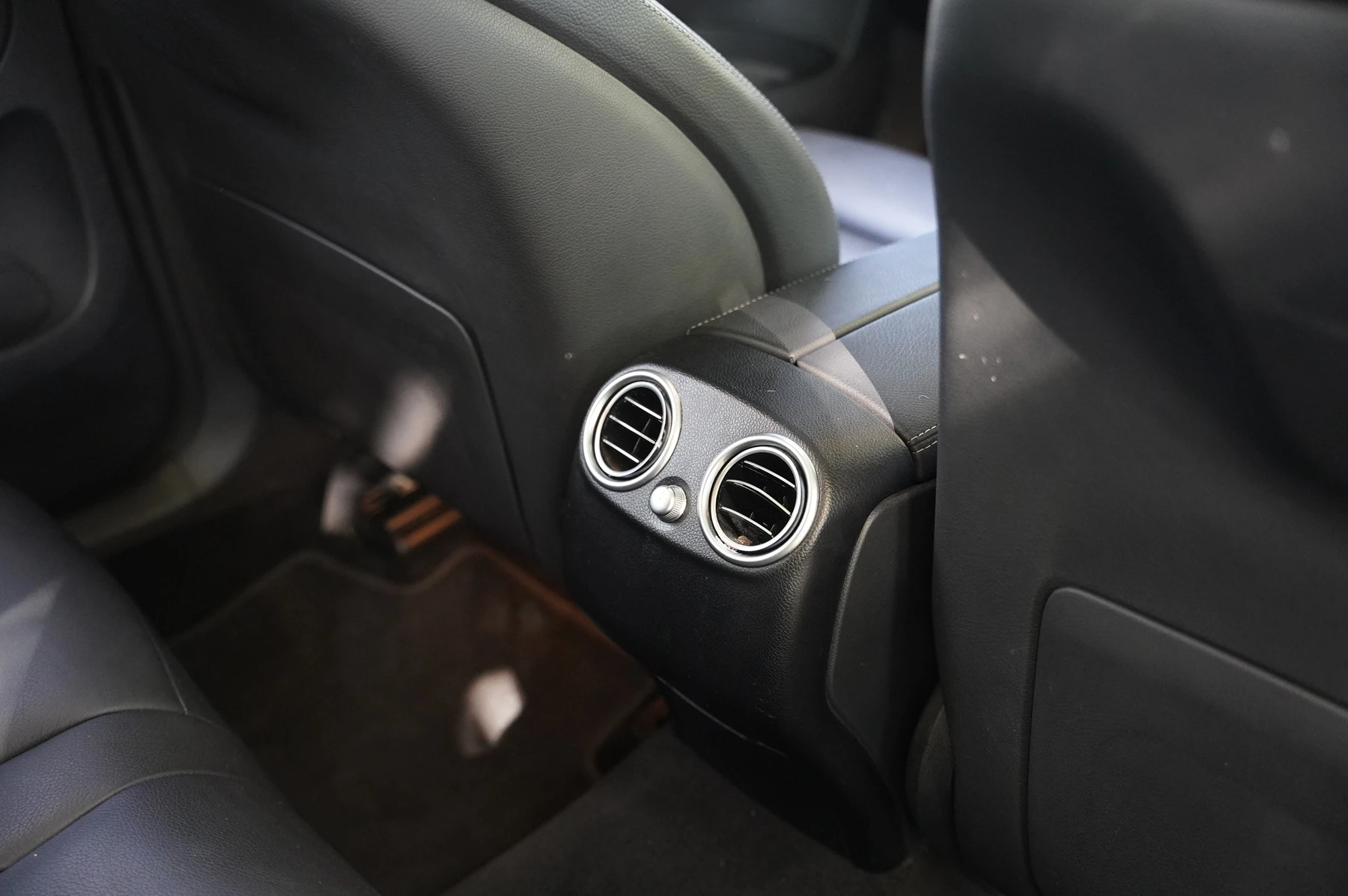 Mercedes-Benz-GLC-image-28
