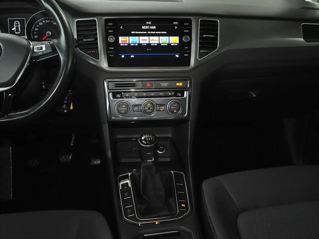 Volkswagen-Golf Sportsvan-image-9