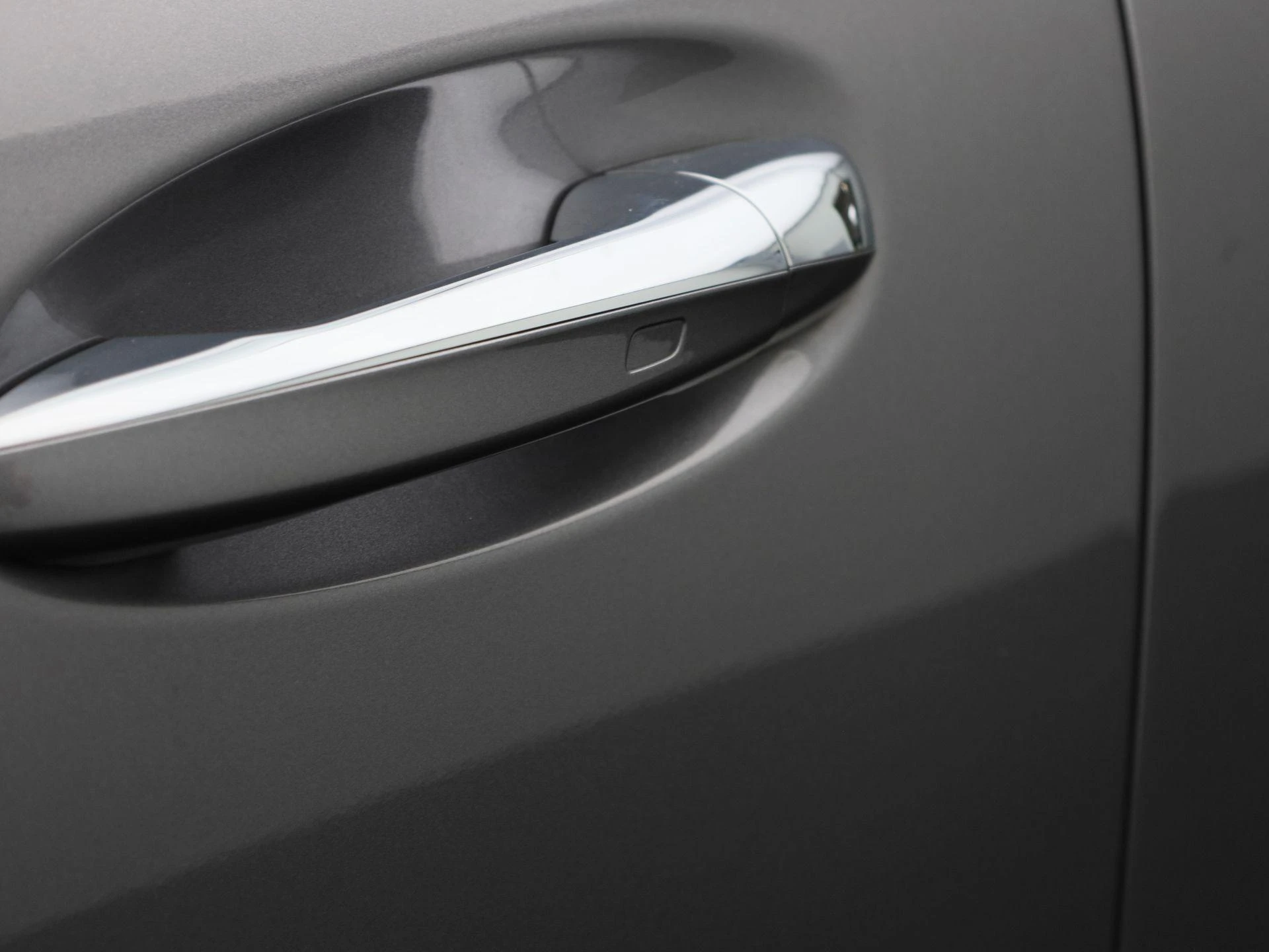 Mercedes-Benz-EQB-image-16