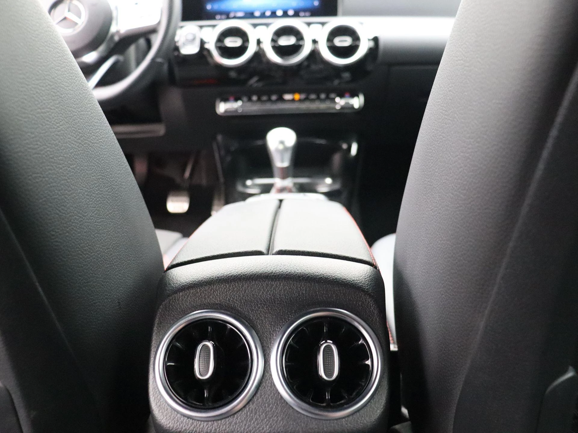 Mercedes-Benz CLA 180 Shooting Brake + AMG LINE + LED + CAMERA +