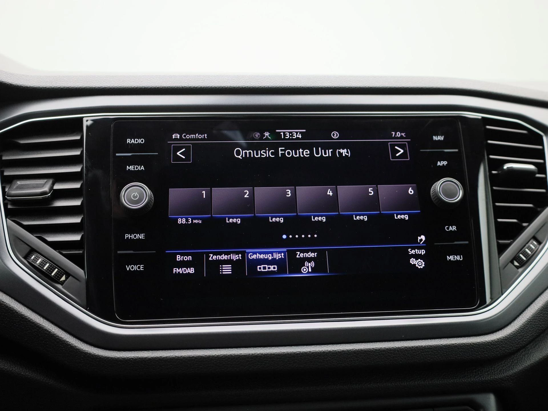 Volkswagen-T-Roc-image-23