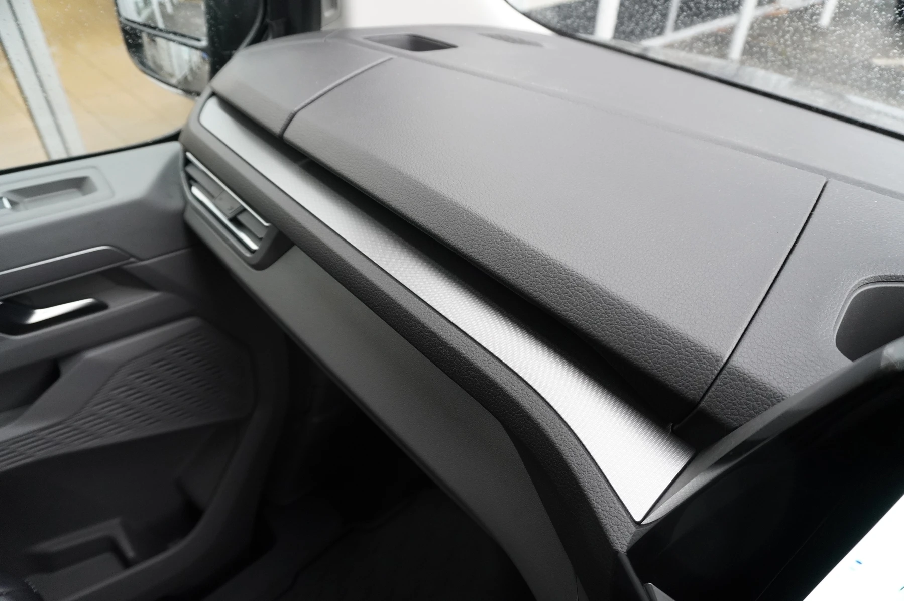Volkswagen-Transporter-image-16