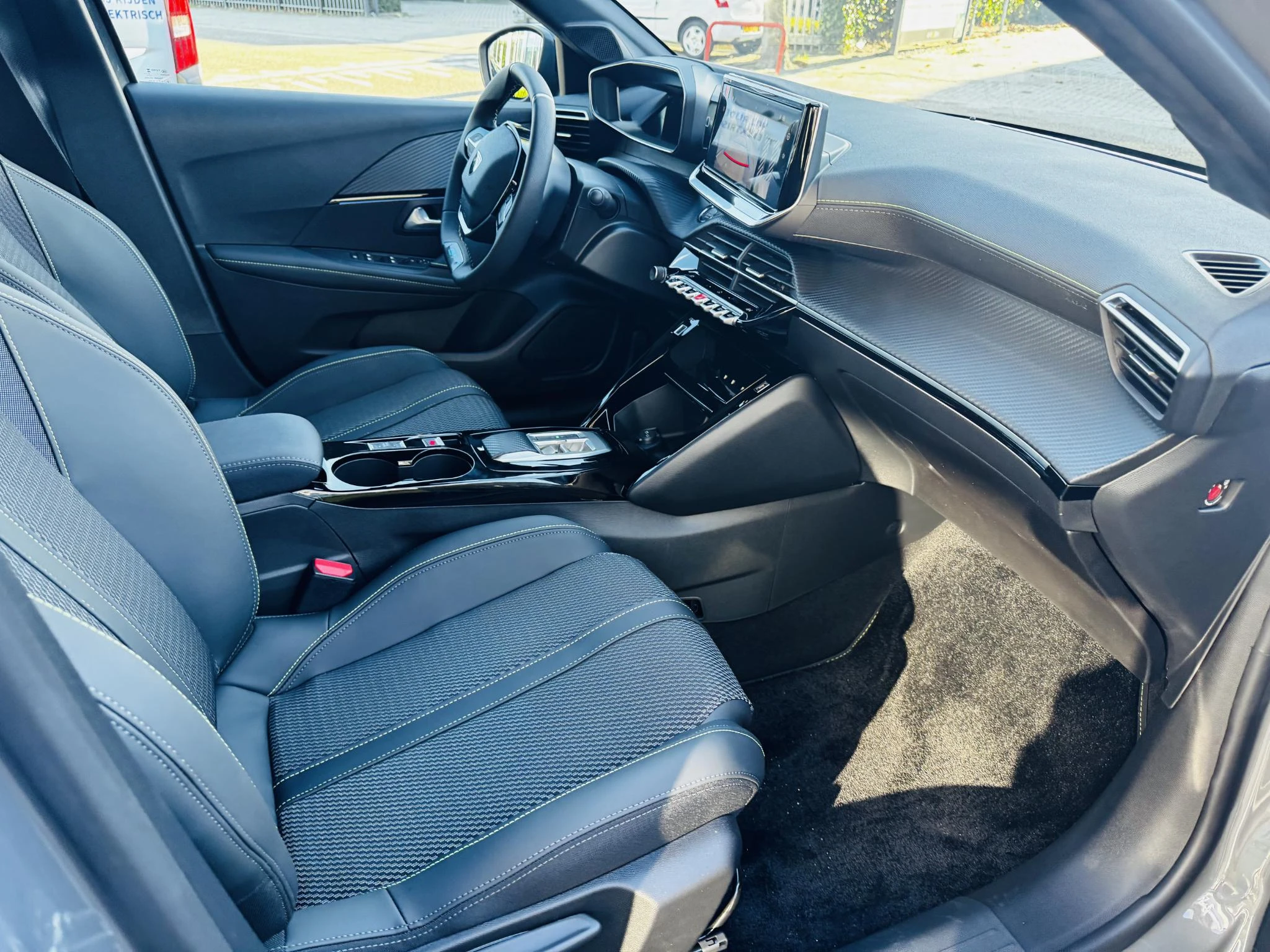 Peugeot-208-image-31