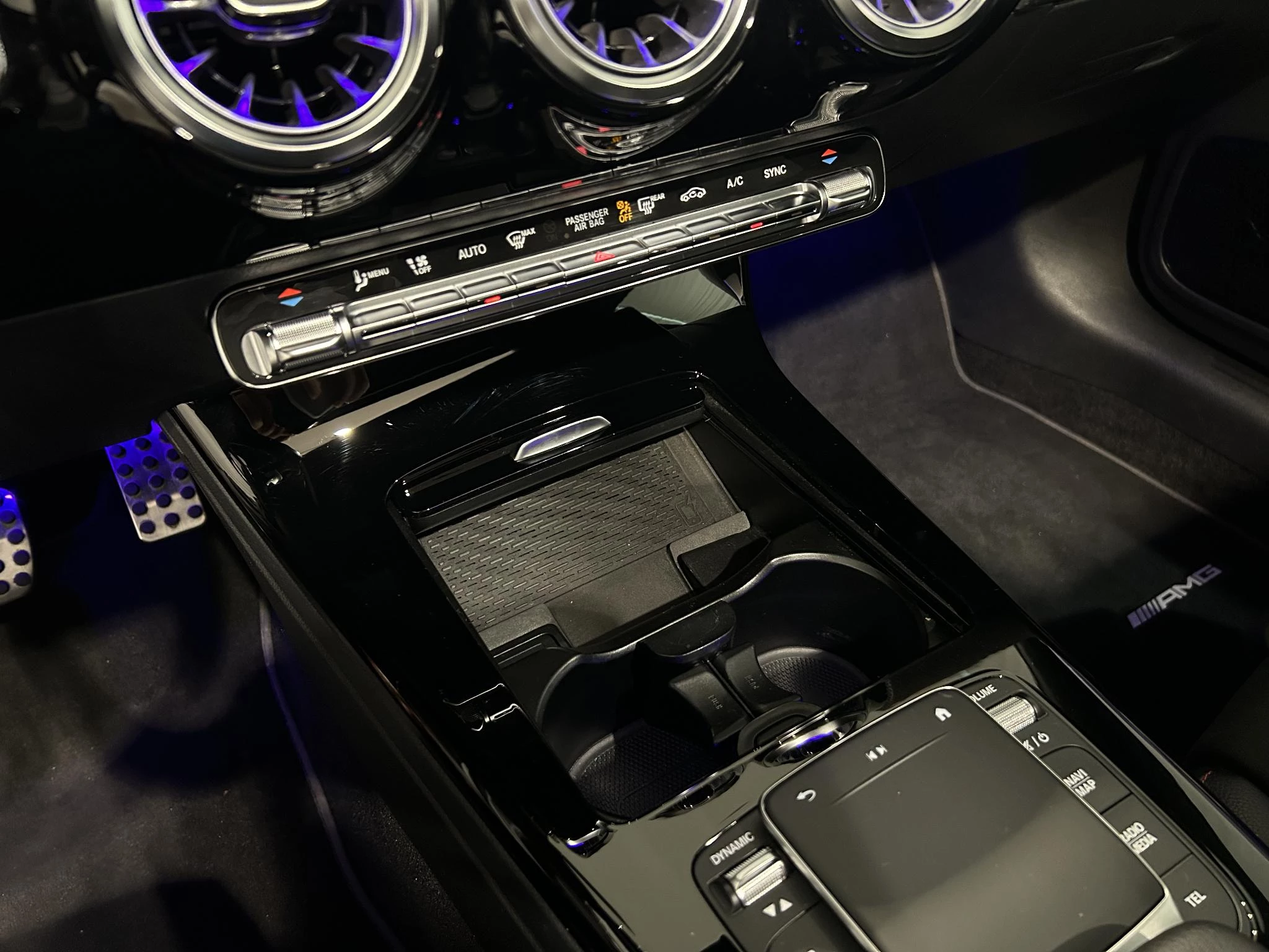 Mercedes-Benz CLA 250 AMG Line Shooting Brake + 224 PK + PANO DAK + MULTIBEAM LED + CAMERA +