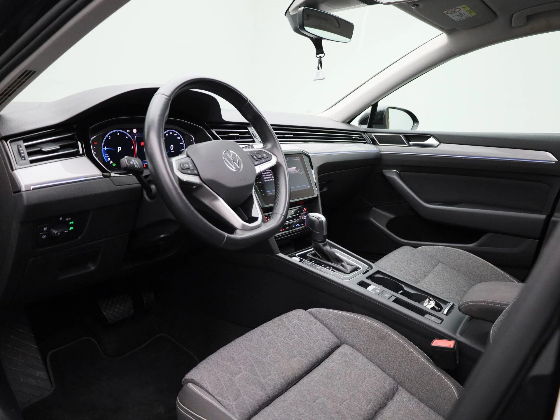 Volkswagen-Passat-image-34