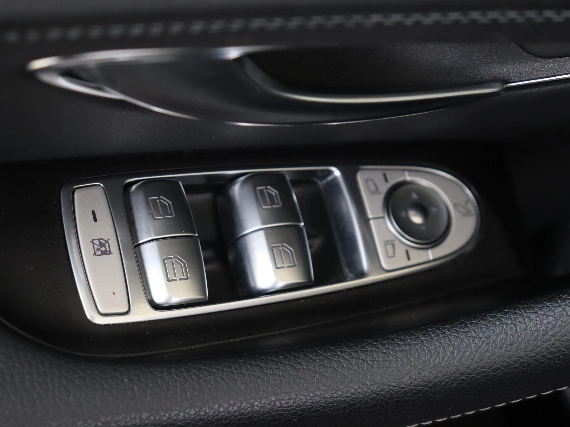 Mercedes-Benz-E-Klasse-image-25