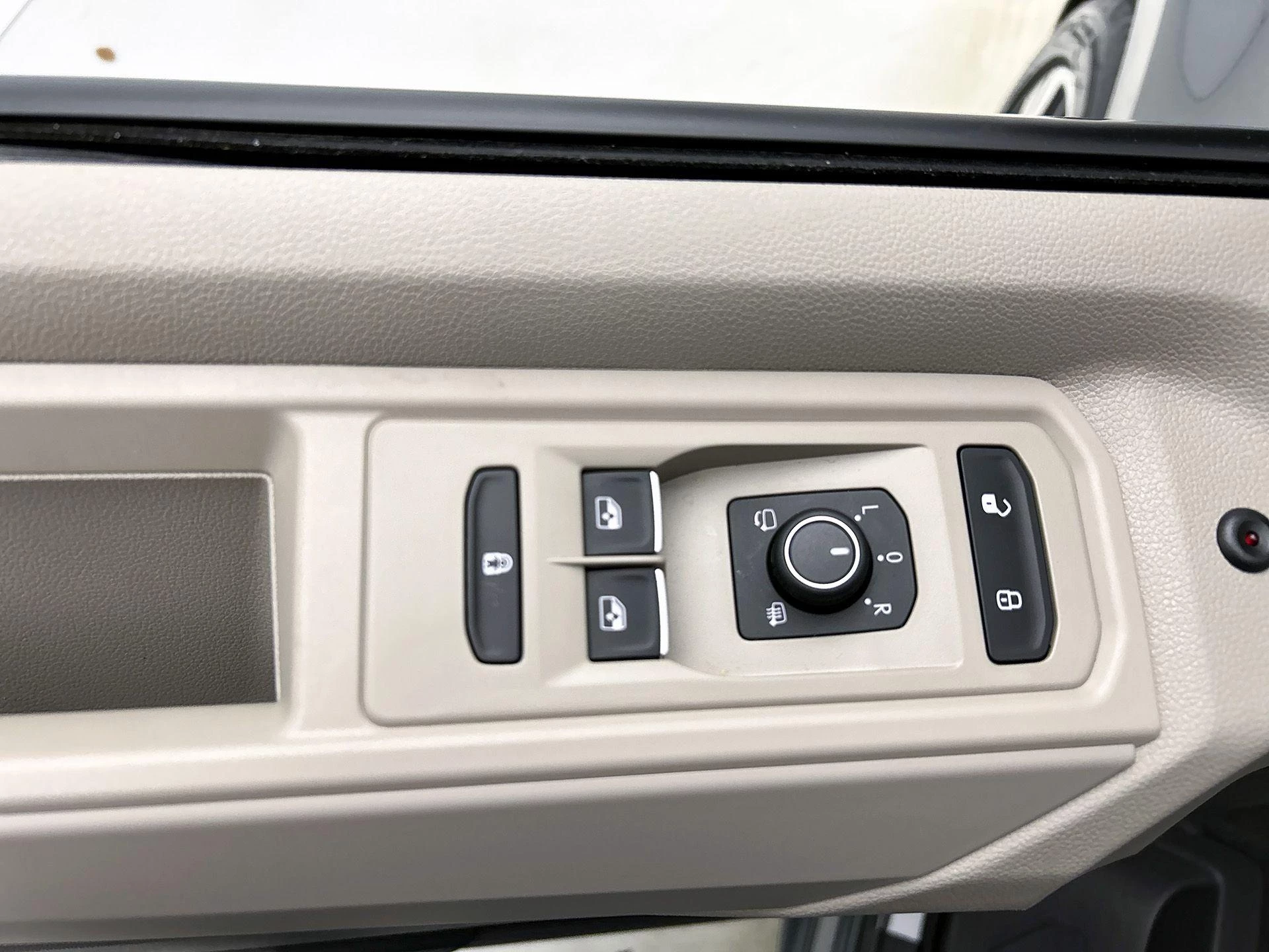 Volkswagen-Multivan-image-38