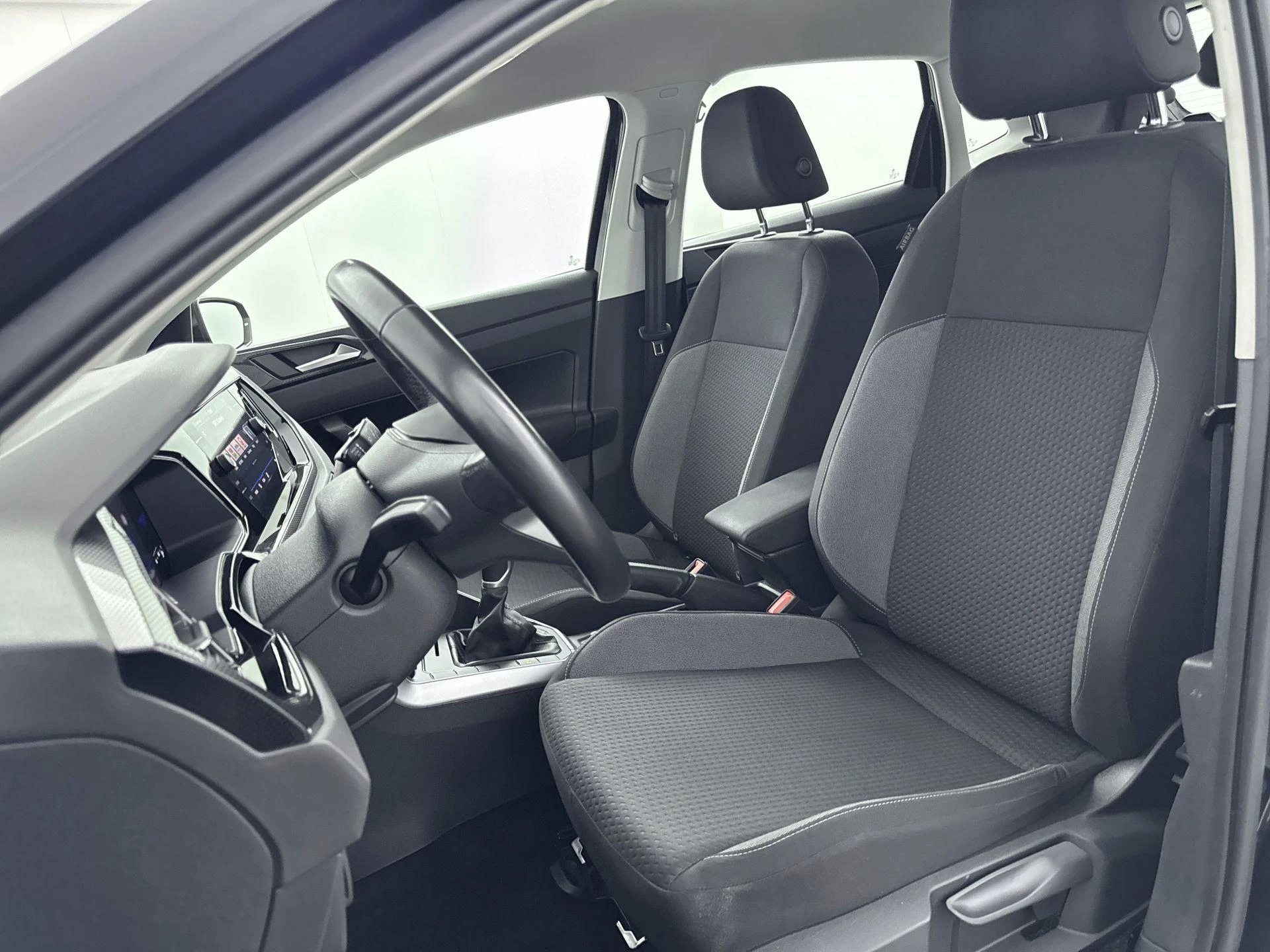 Volkswagen-Polo-image-25